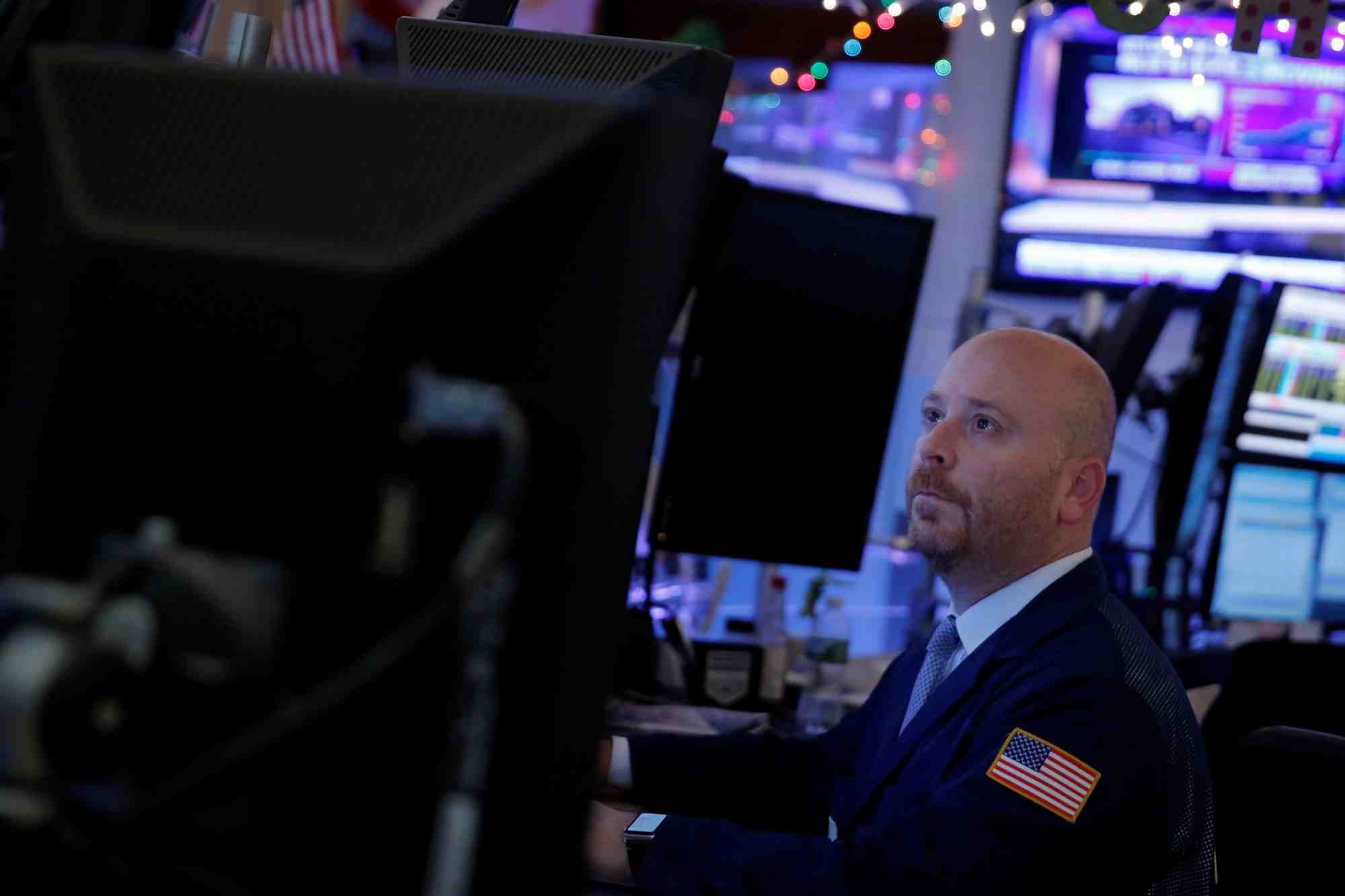 Un trader travaille a la bourse de new york