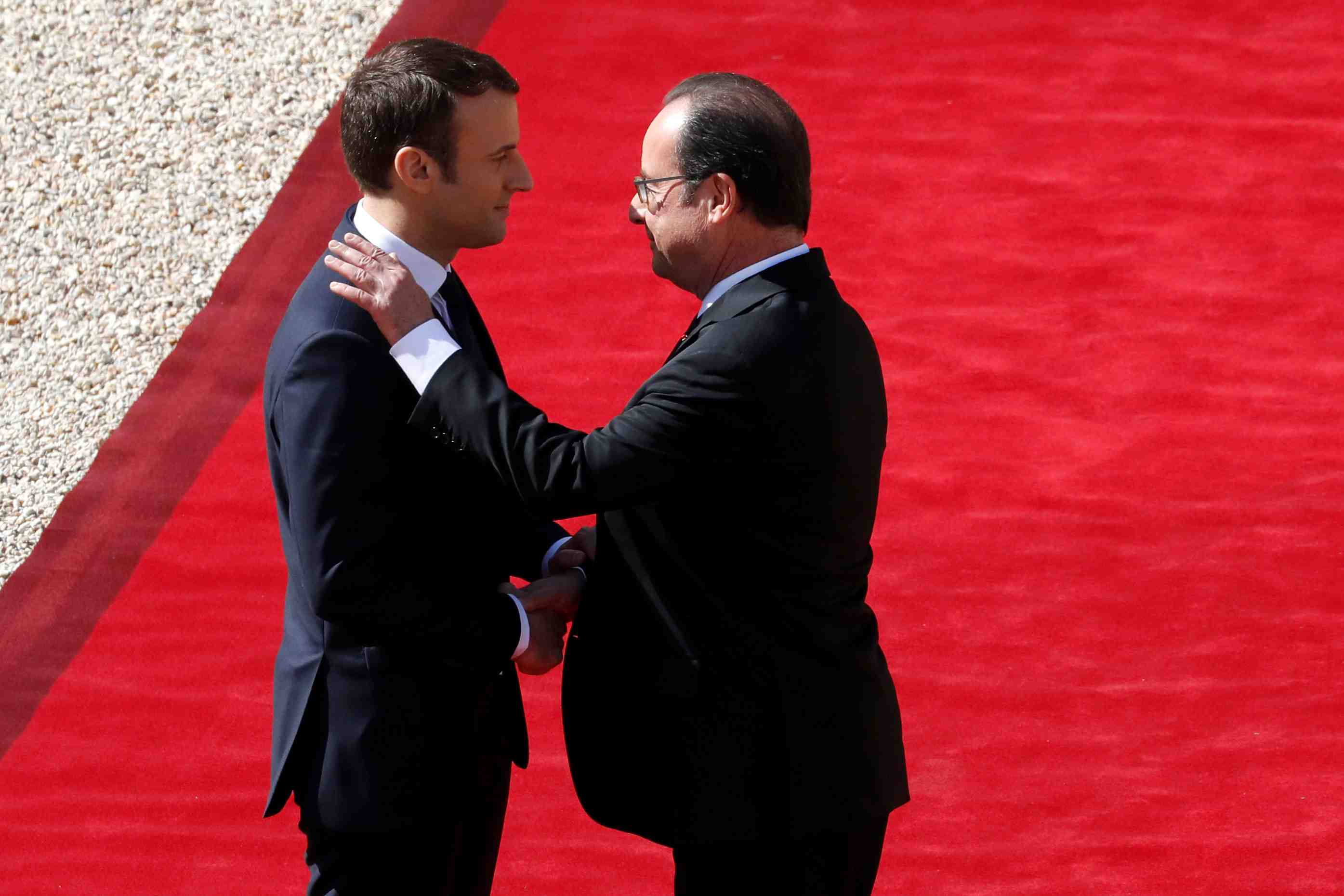 Hollande lui souhaite "bon courage"