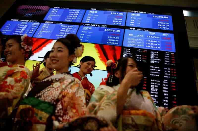 Tokyo finit en baisse