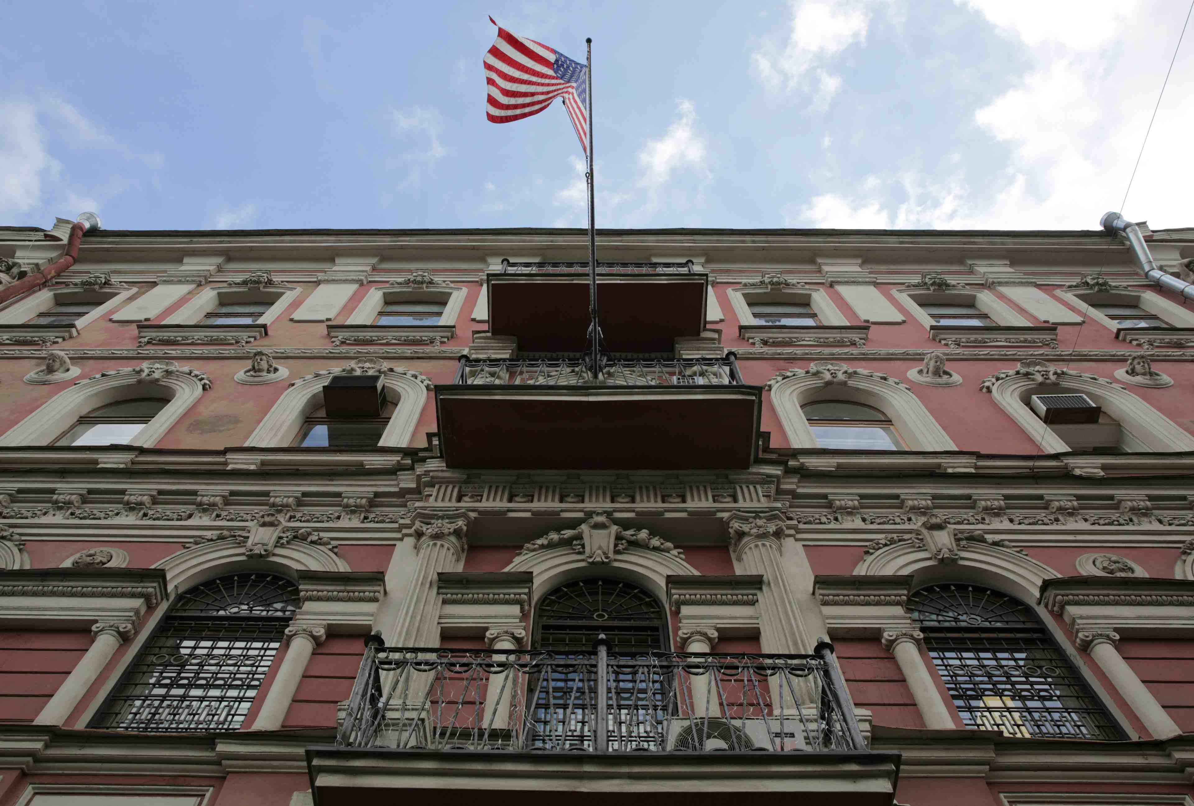 Les etats-unis suspendent la delivrance de visas en russie