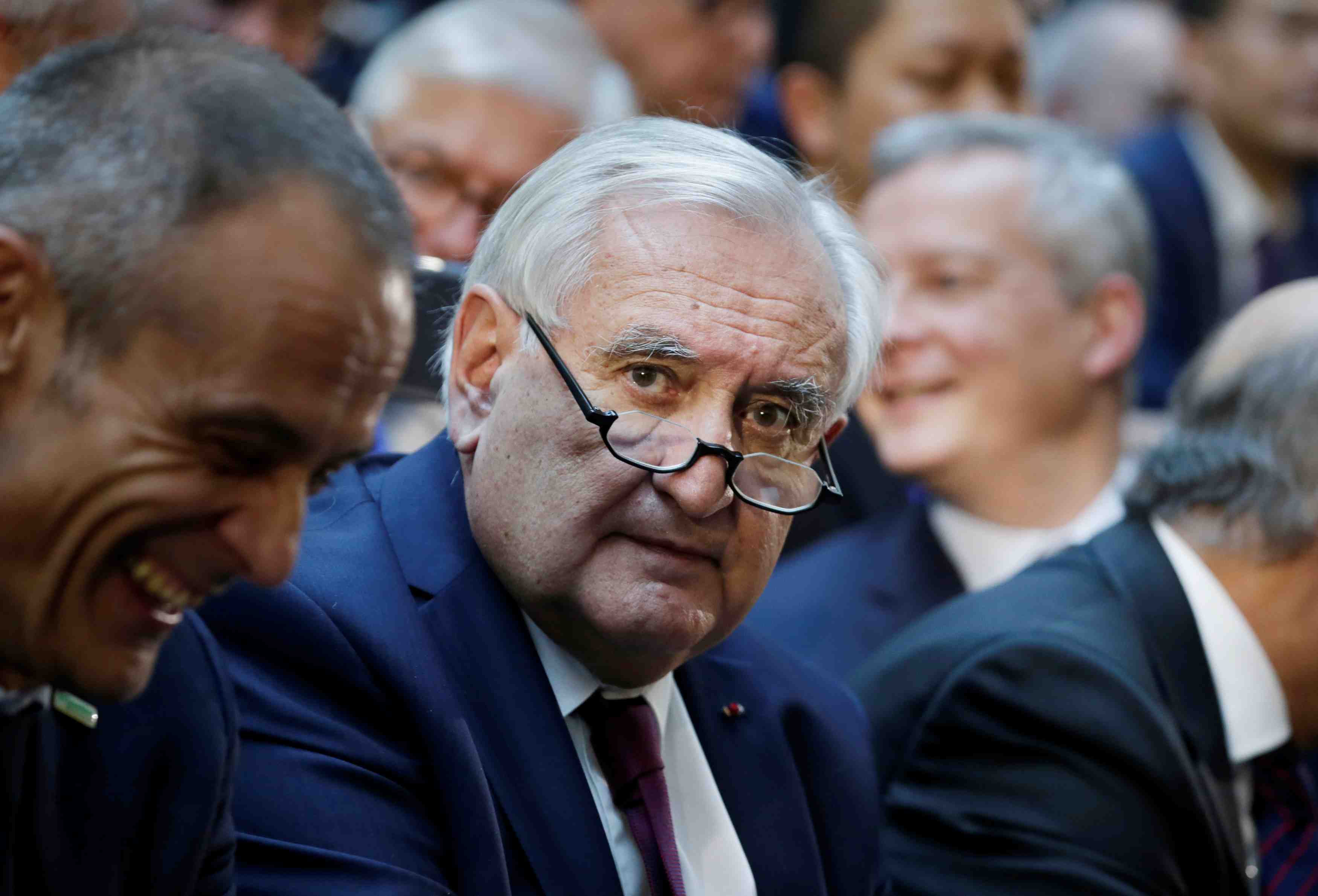 Raffarin juge problematique la "solitude" de macron