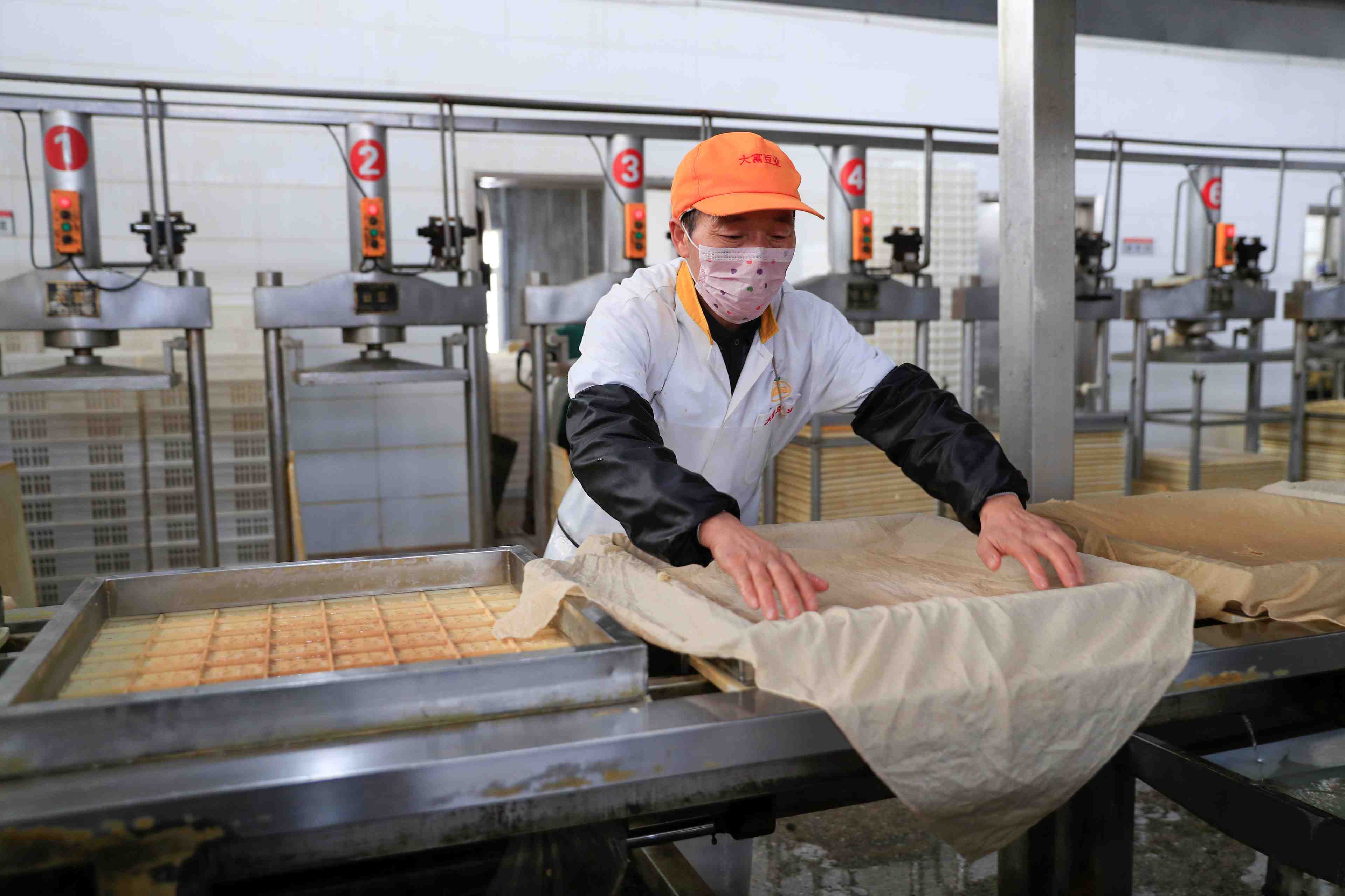 Chine: croissance minime de l'activite manufacturiere, montre le pmi caixin