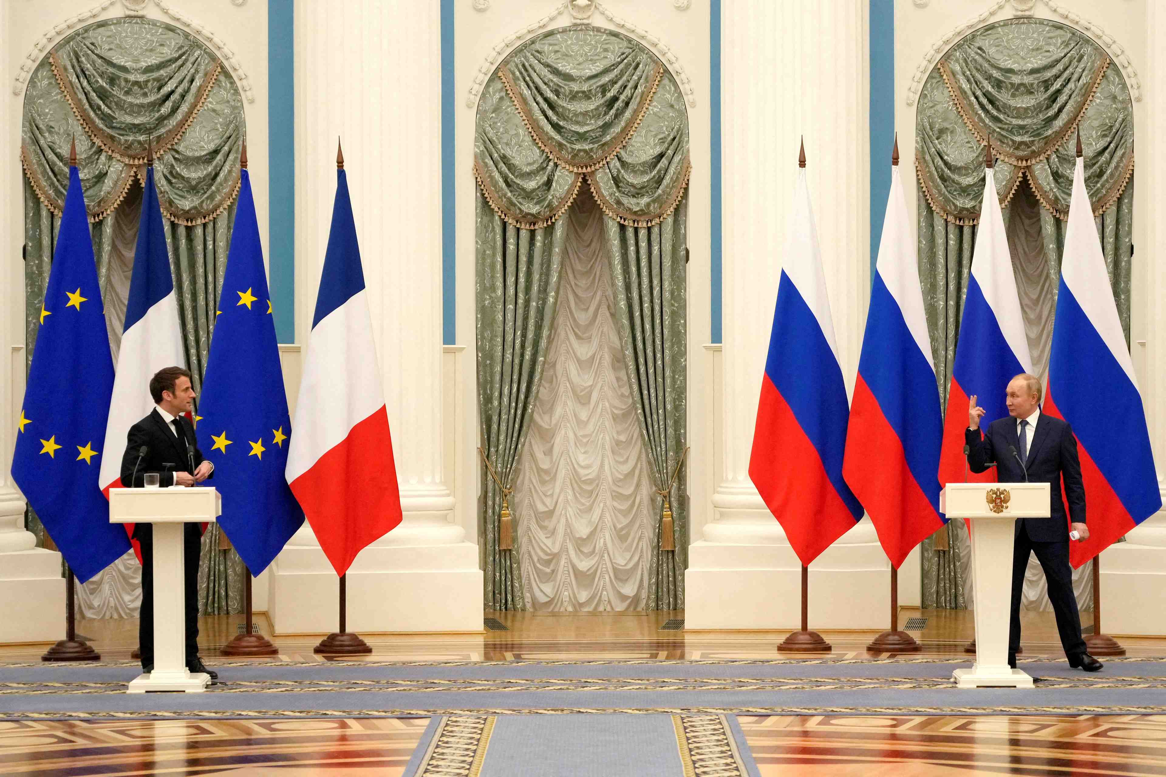 Poutine s'entretiendra samedi avec macron et avec biden, selon tass