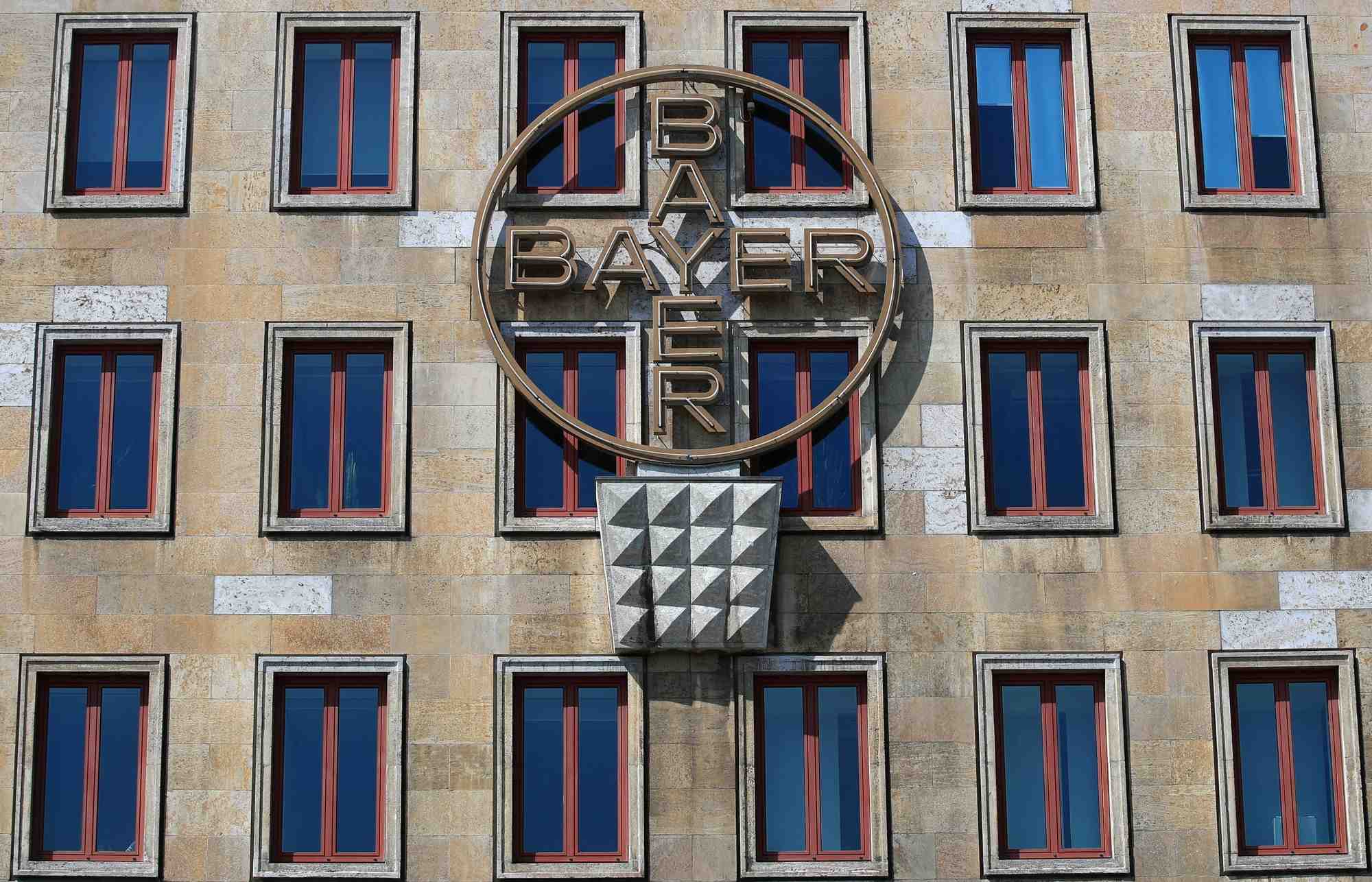 Bayer releve ses previsions de benefice apres un bond des activites agricoles