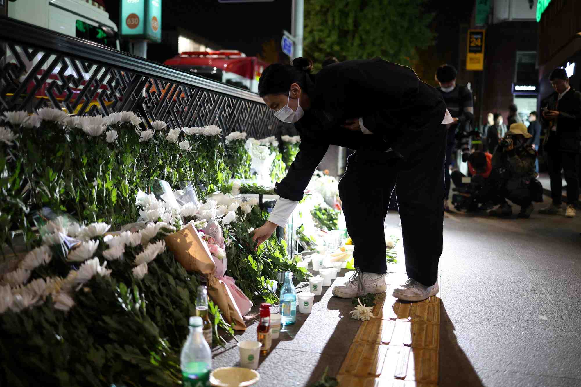 Une personne se recueille pres du lieu de la bousculade de seoul