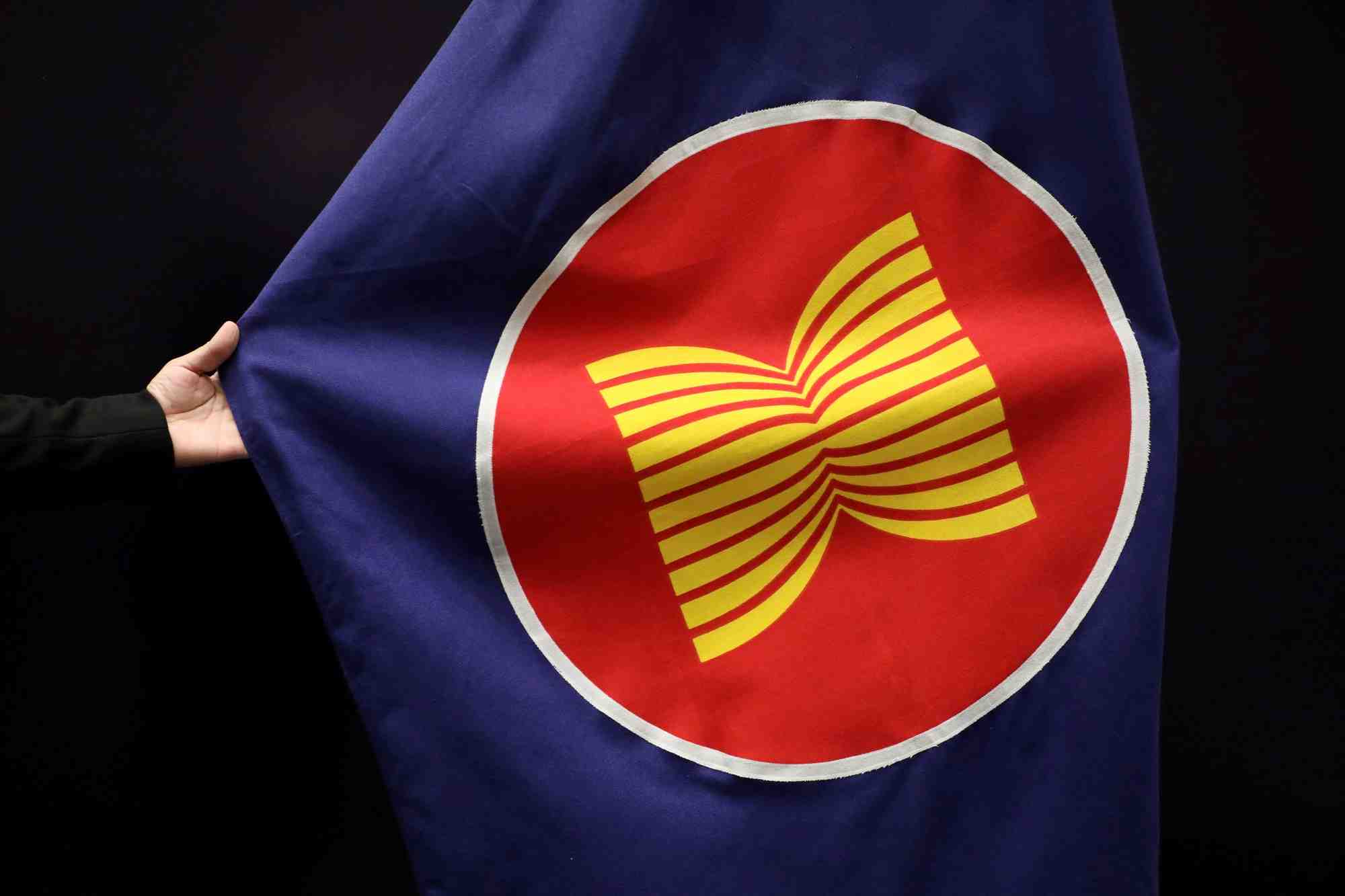 Emmanuel Macron démarre une tournée en Asie du Sud-Est qui le mènera, jusqu’à vendredi, en Indonésie puis à Singapour.