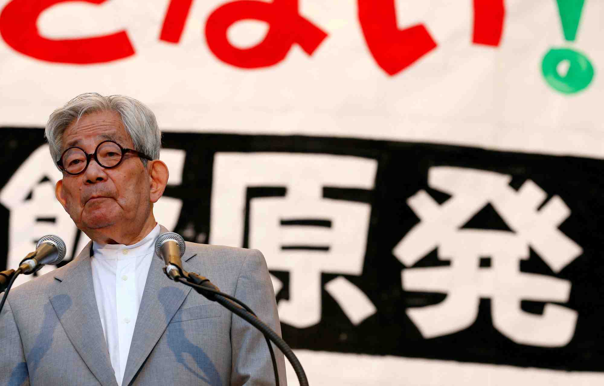 Laureat japonais du prix nobel de litterature kenzaburo oe