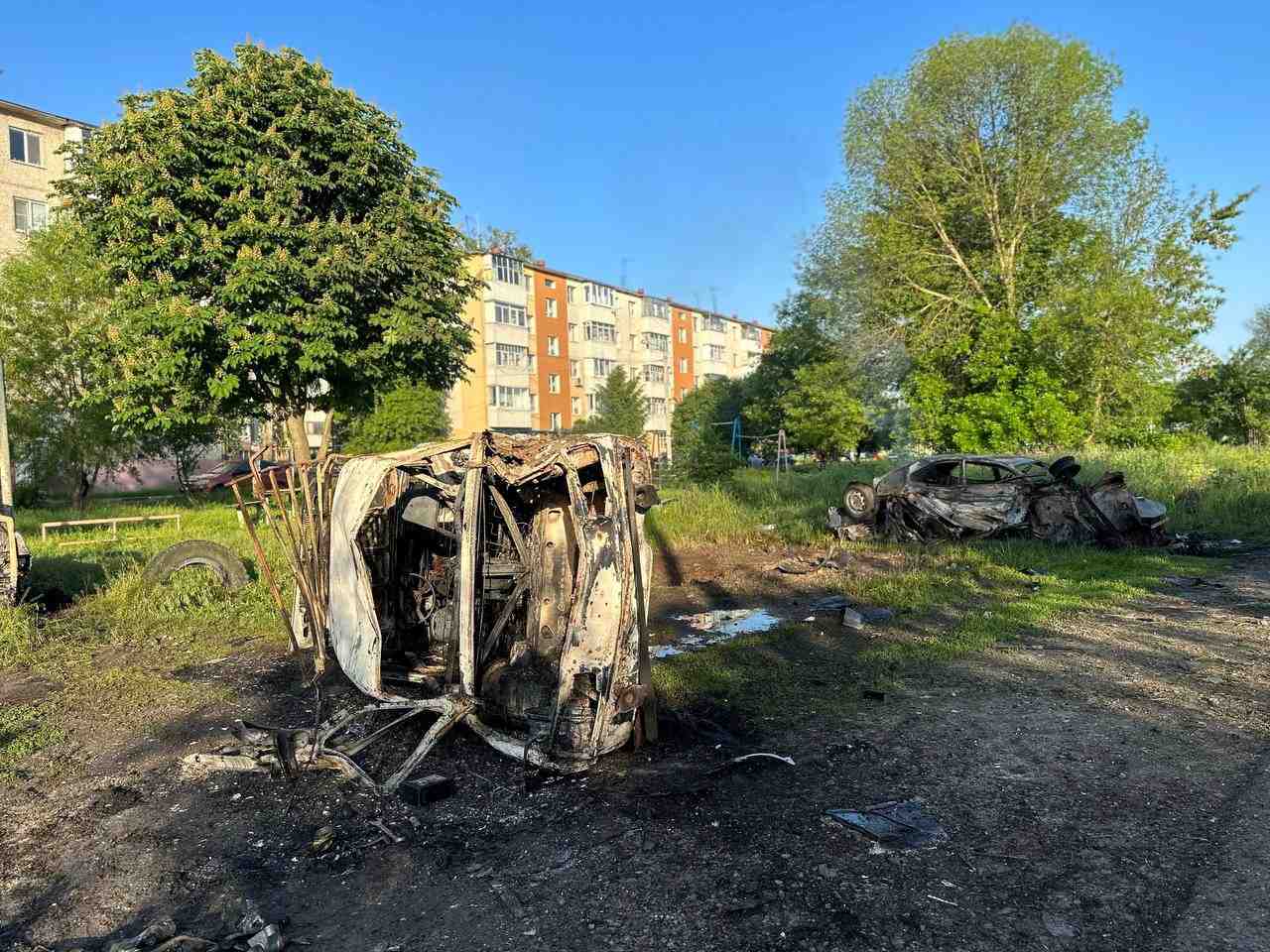 Photo de vehicules detruits dans la ville de chebekino, pres de belgorod, en russie