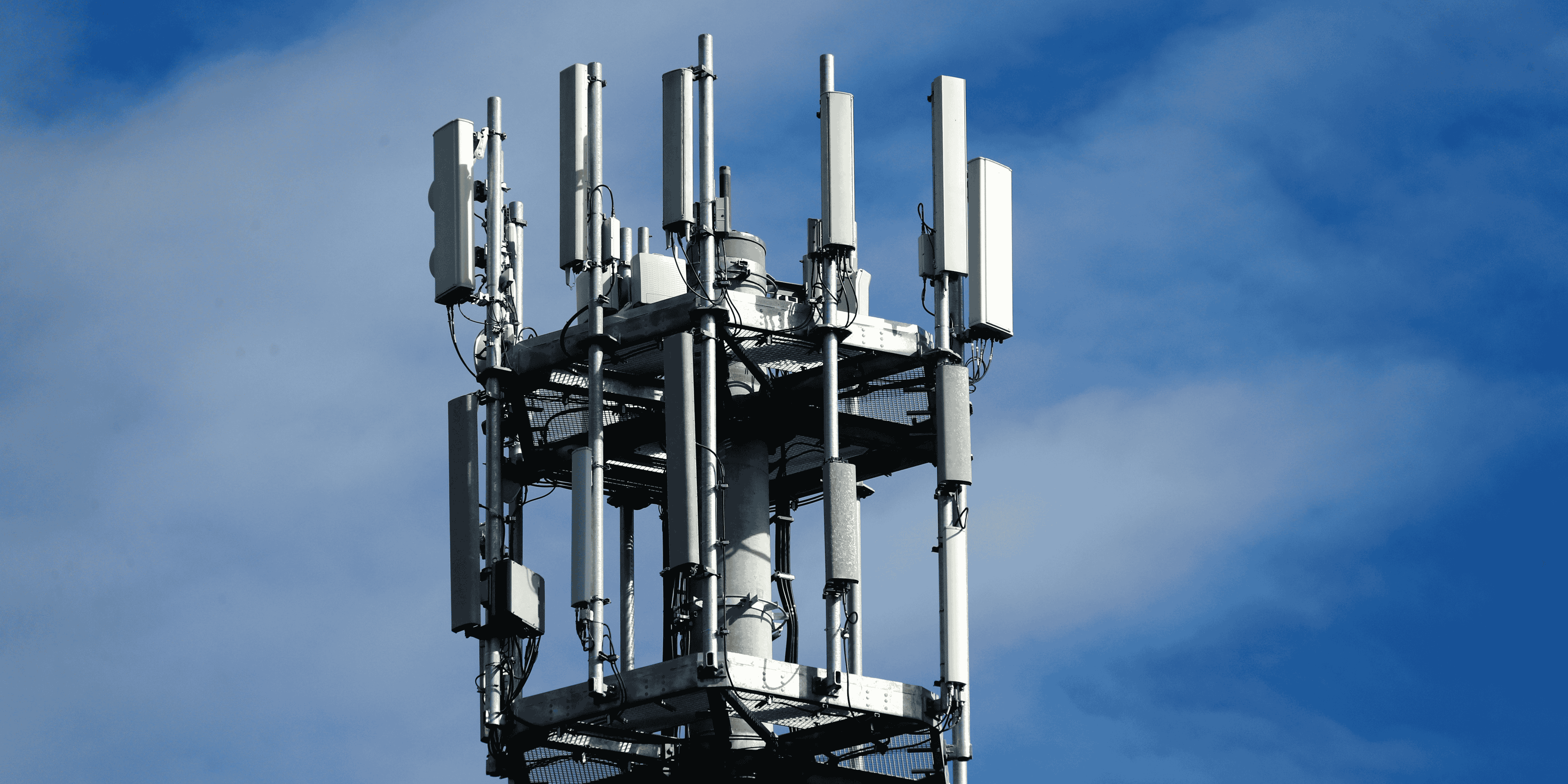 Des antennes relais pour les reseaux de telephonie mobile pres de gross-gerau, en allemagne