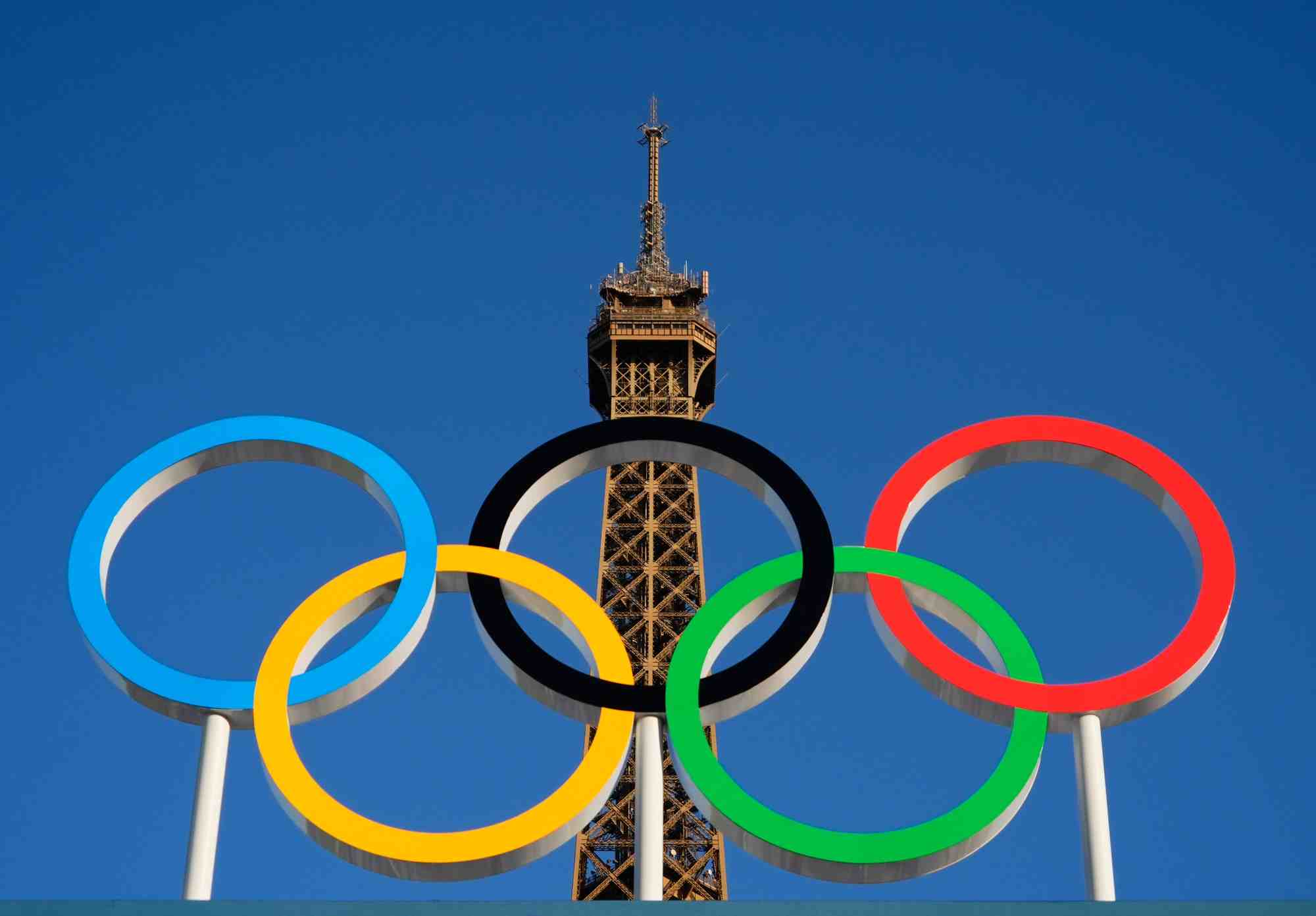 Vue des anneaux olympiques avec la tour eiffel en arriere-plan