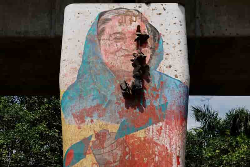 Portrait vandalise de l'ancienne premiere ministre du bangladesh, sheikh hasina