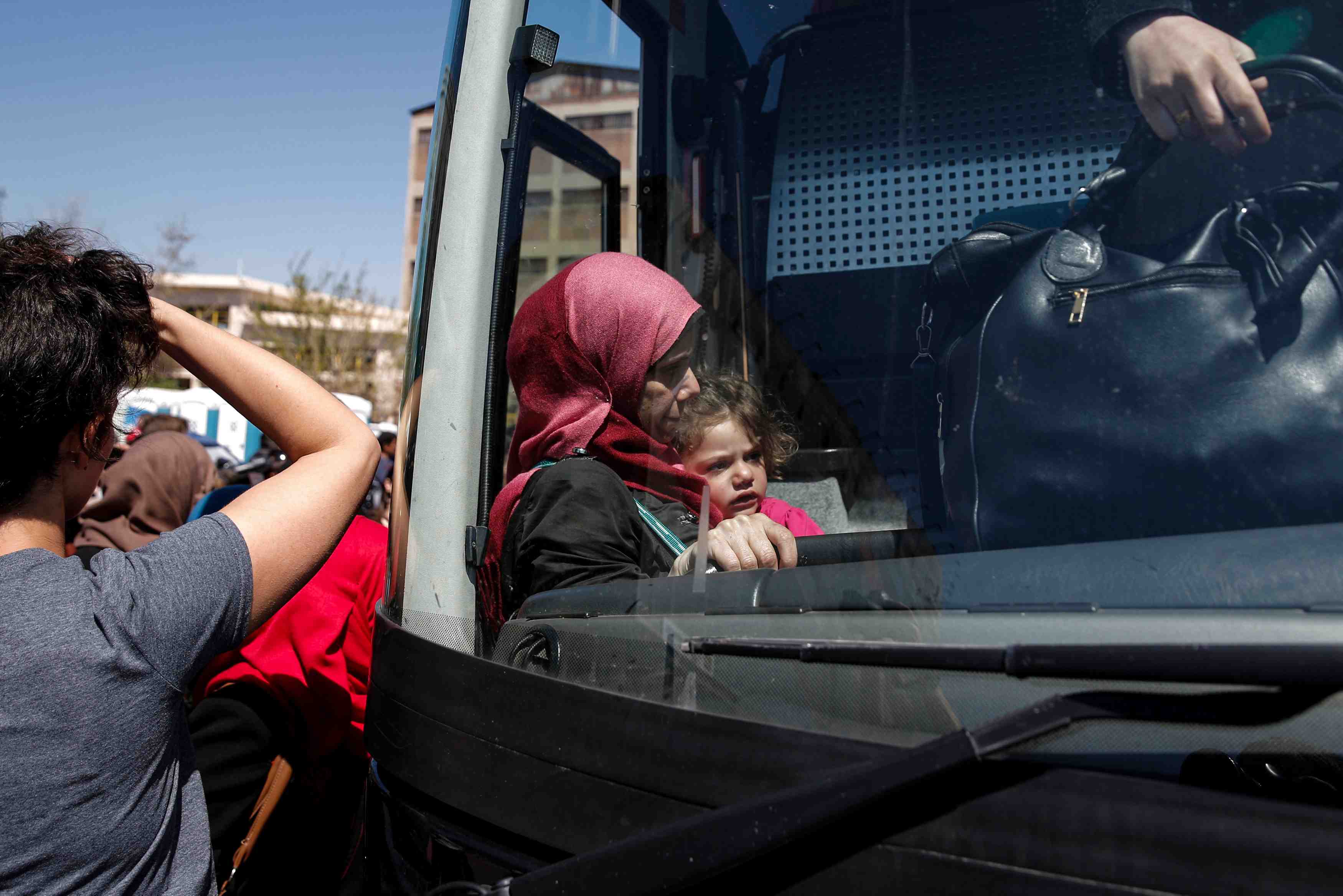 Des migrants transportes du piree ailleurs en grece