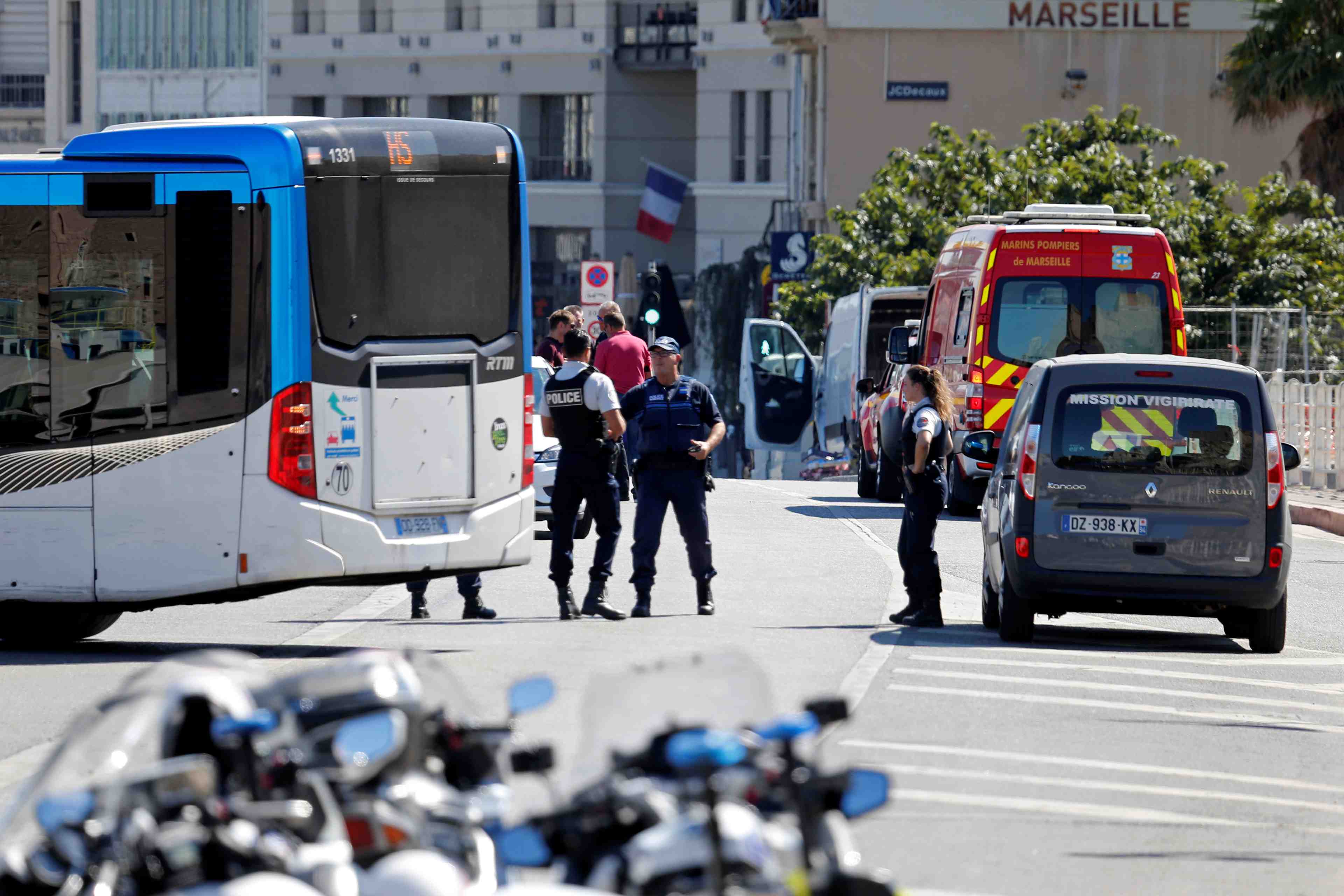 Un vehicule fonce sur deux arrets de bus a marseille, un mort