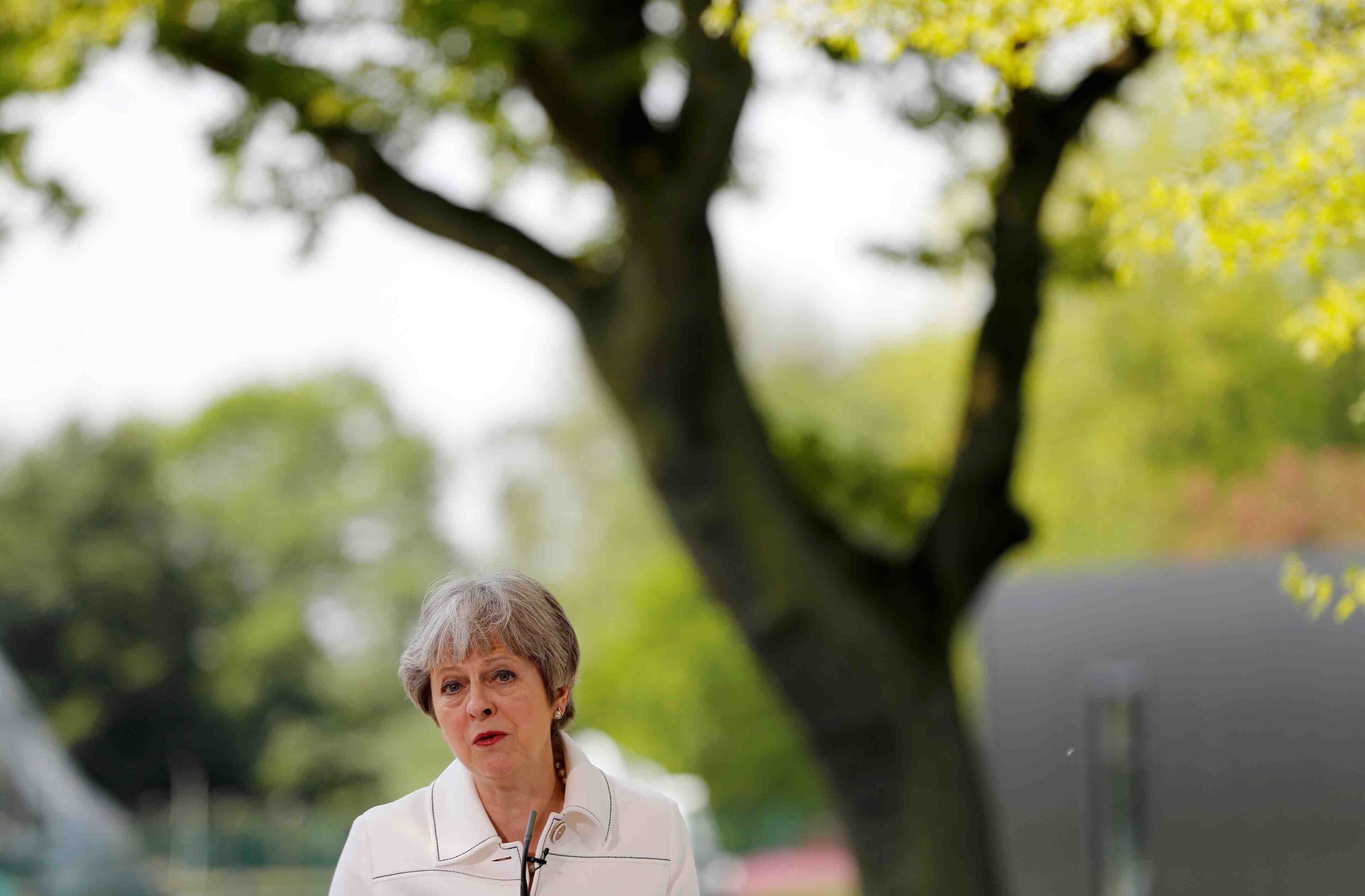 Theresa may prefererait que donald trump evite londres