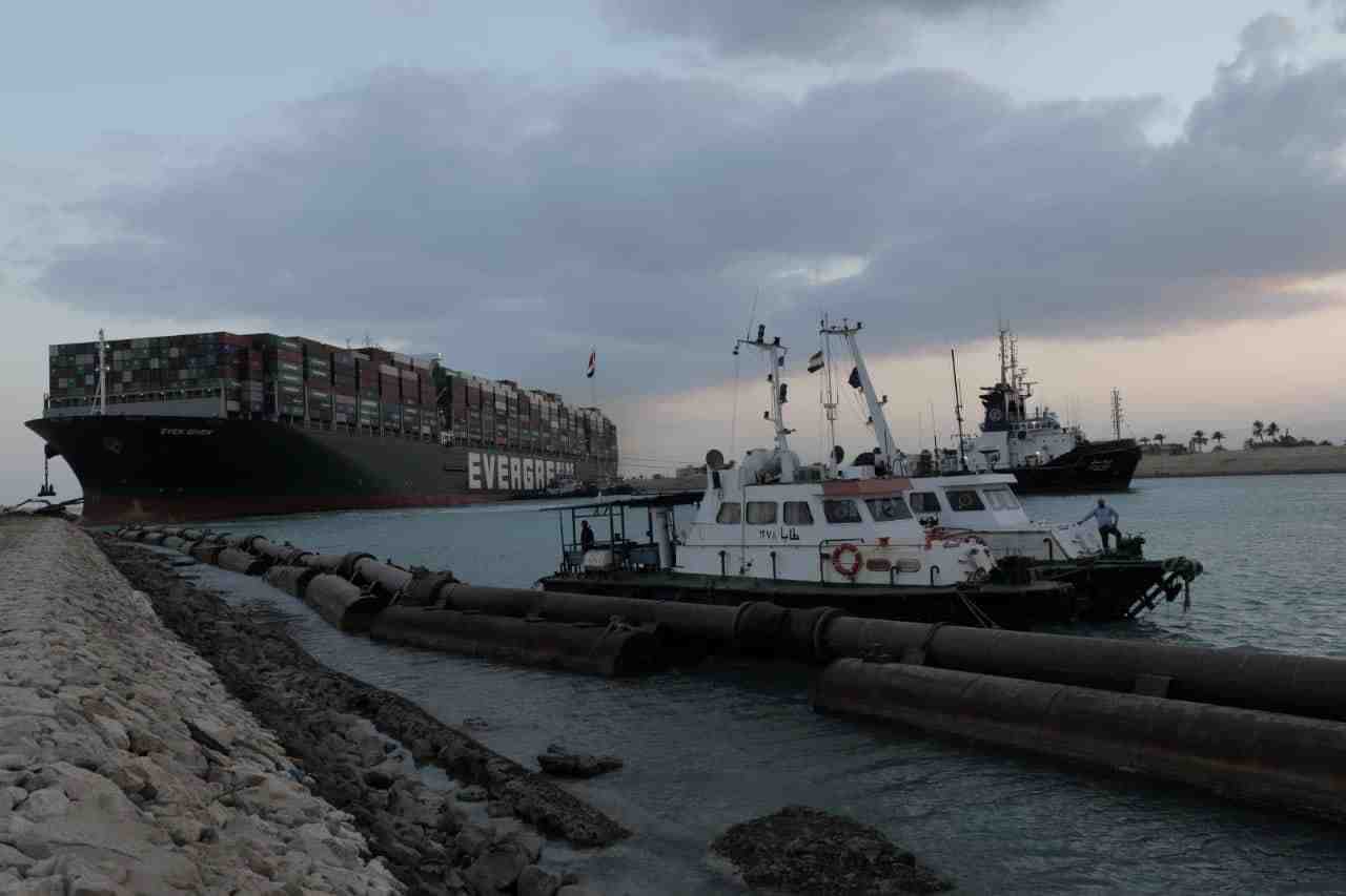 Le porte-conteneurs entravant le canal de suez remis a flot