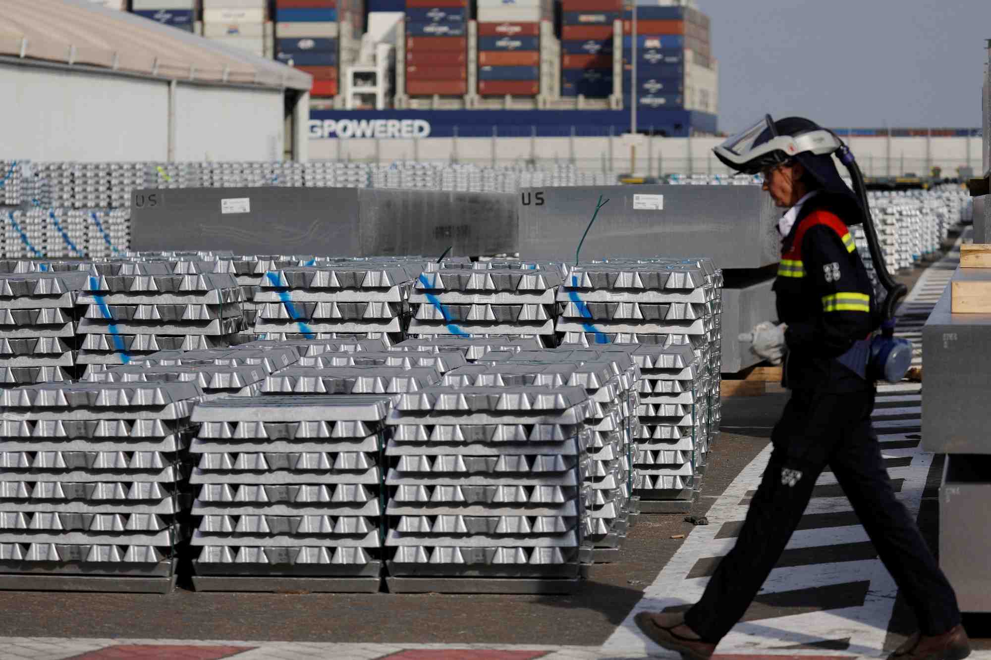 Un ouvrier passe devant l'entrepot de lingots d'aluminium d'aluminium dunkerque