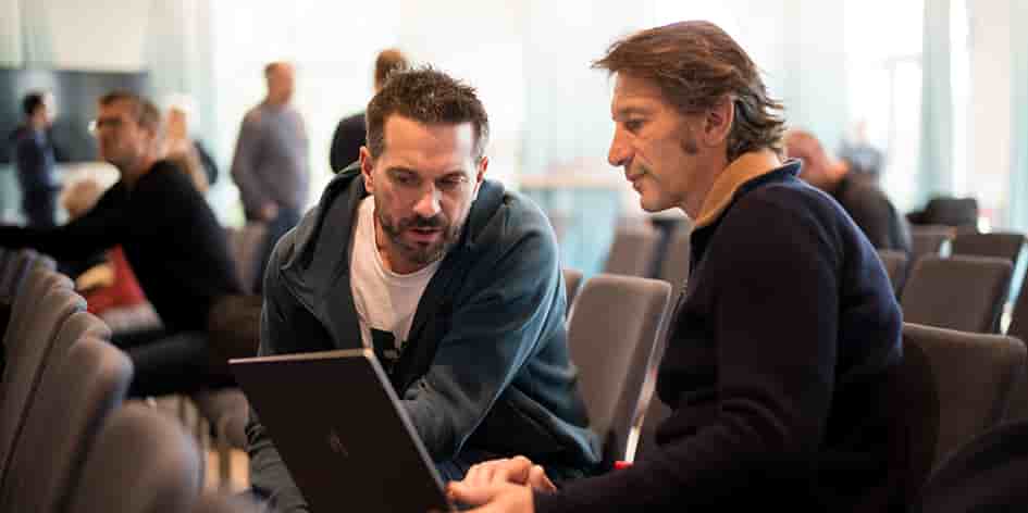 Claude Onesta a ouvert mercredi le 5e « séminaire coachs Paris 2024 » avec Jacco Verhaeren (natation), avant que n’aient lieu des débats en plus petit
comité, comme ici entre Guillaume Gille (handball) et Jérôme Daret (rugby à 7).