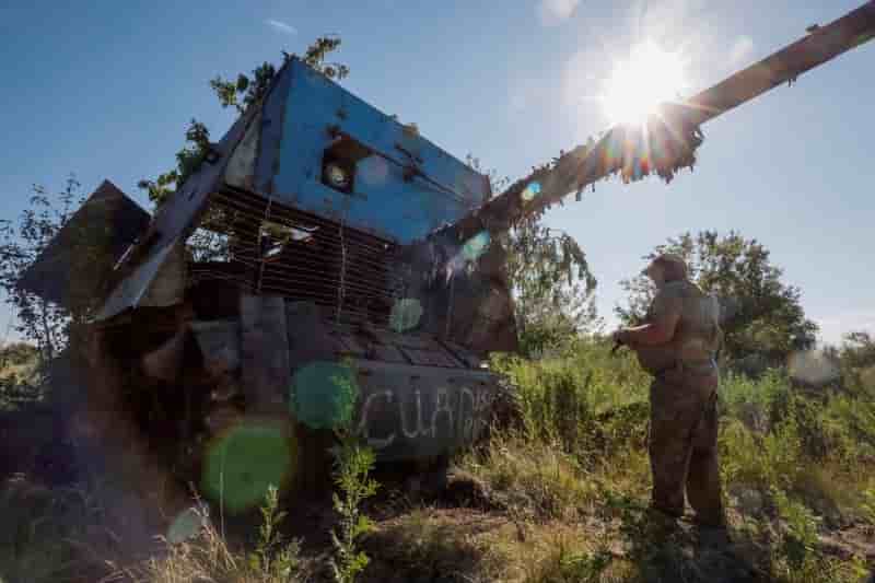 Un militaire ukrainien apparait a cote d'un char de combat russe