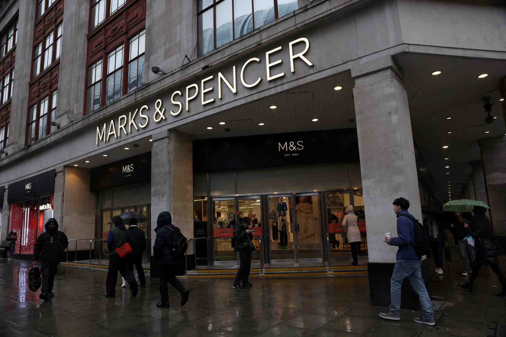 Des pietons passent devant un marks & spencer a londres