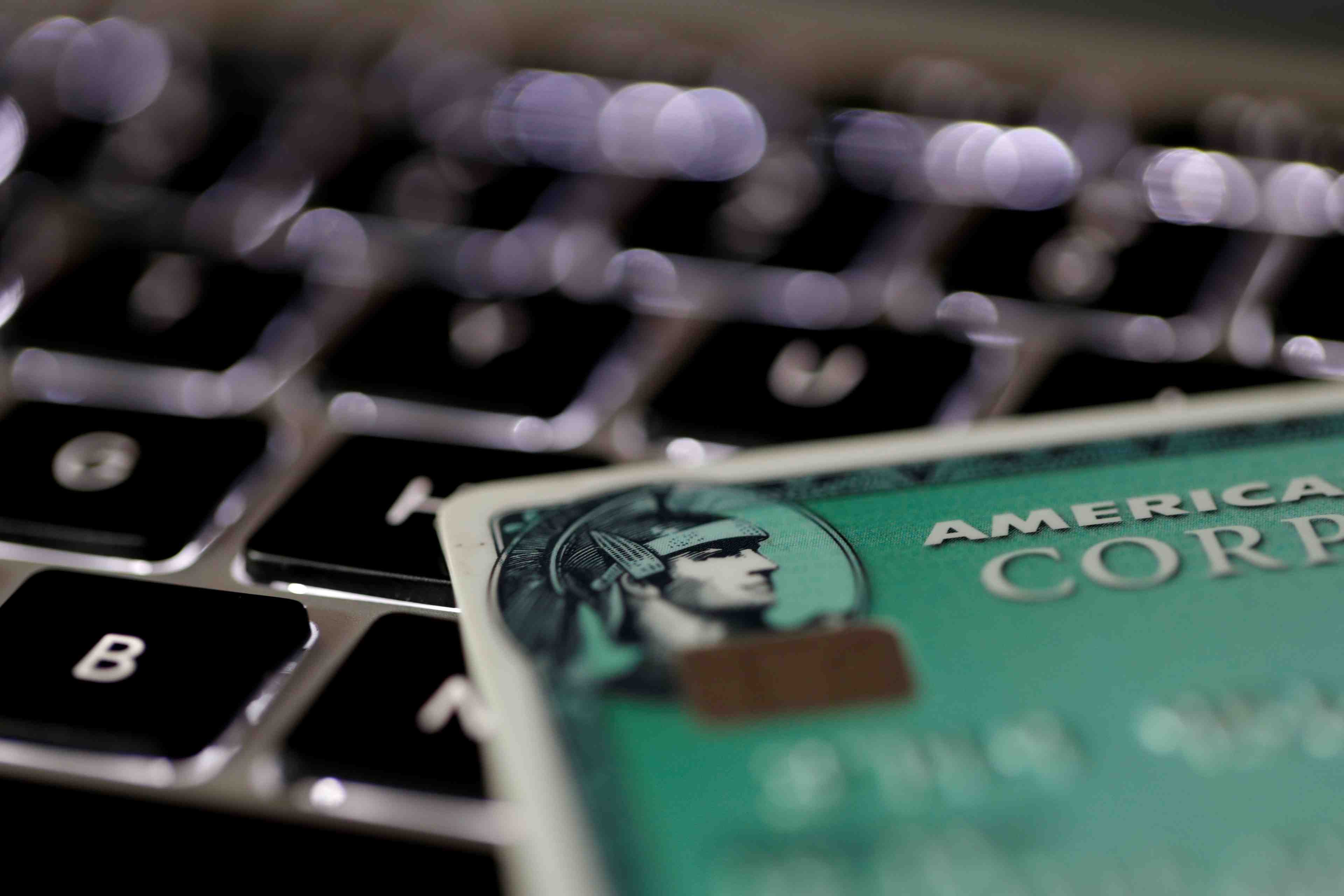 Amex accuse une baisse de 5% de son benefice au 1er trimestre