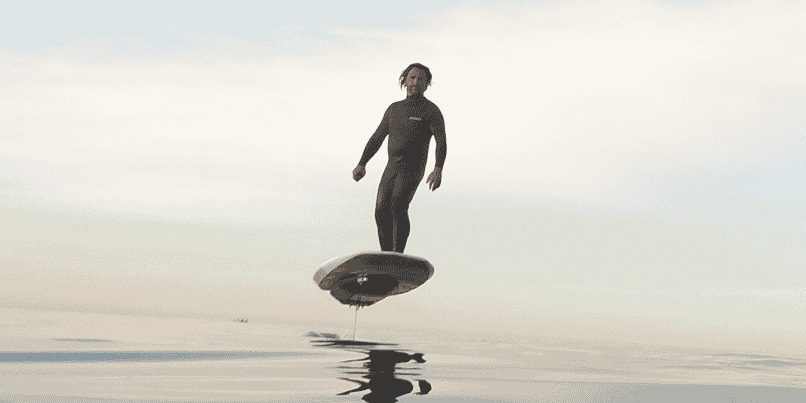 L'e-foil, une aile nautique électrique qui permet de voler à 50 cm au-dessus de l'eau