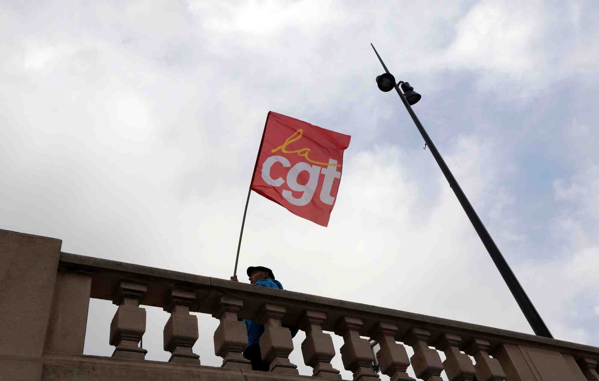 La cgt menace sur les retraites, l'executif tempere