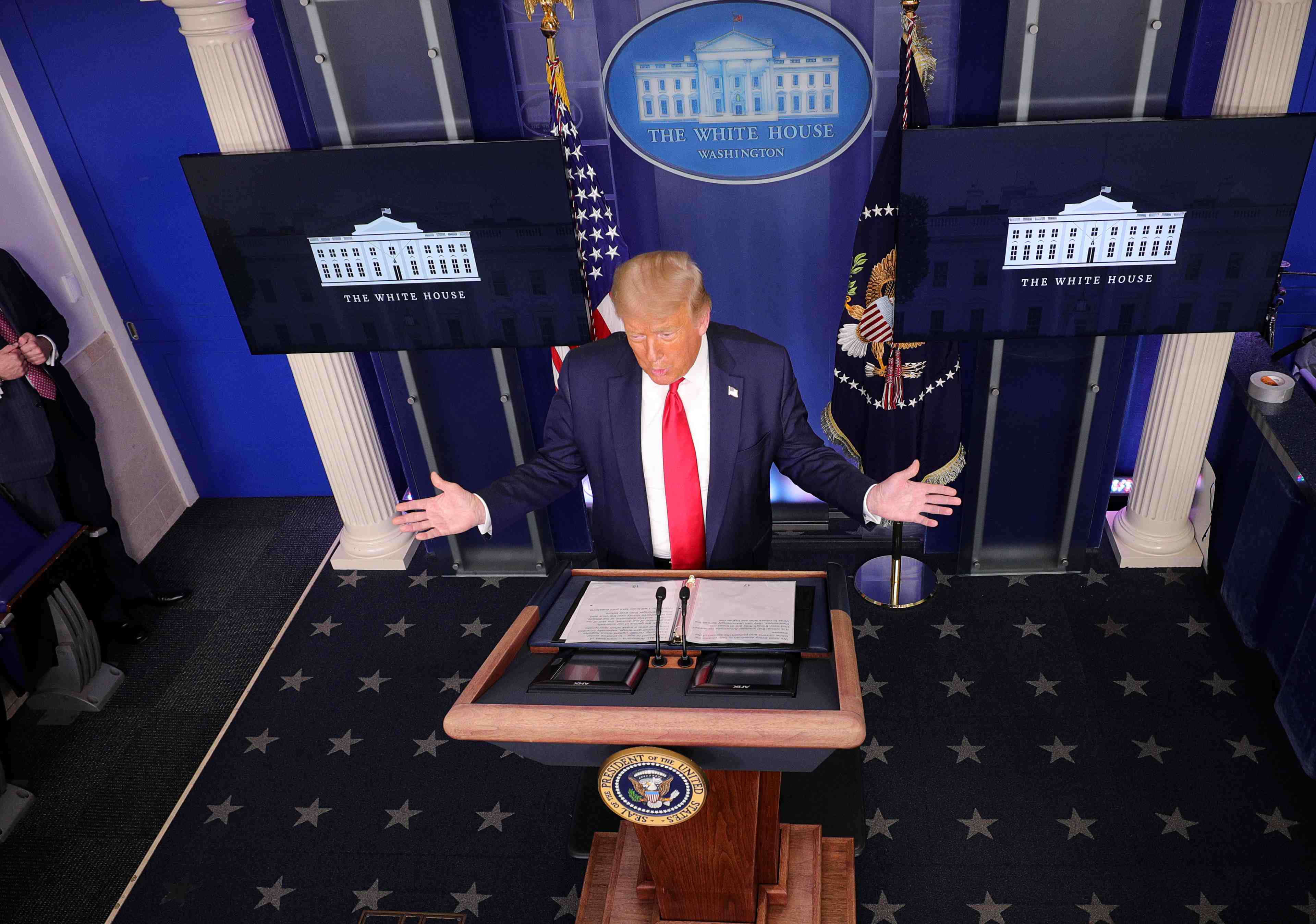Coronavirus: trump vante la chloroquine, se plaint de sa cote de popularite