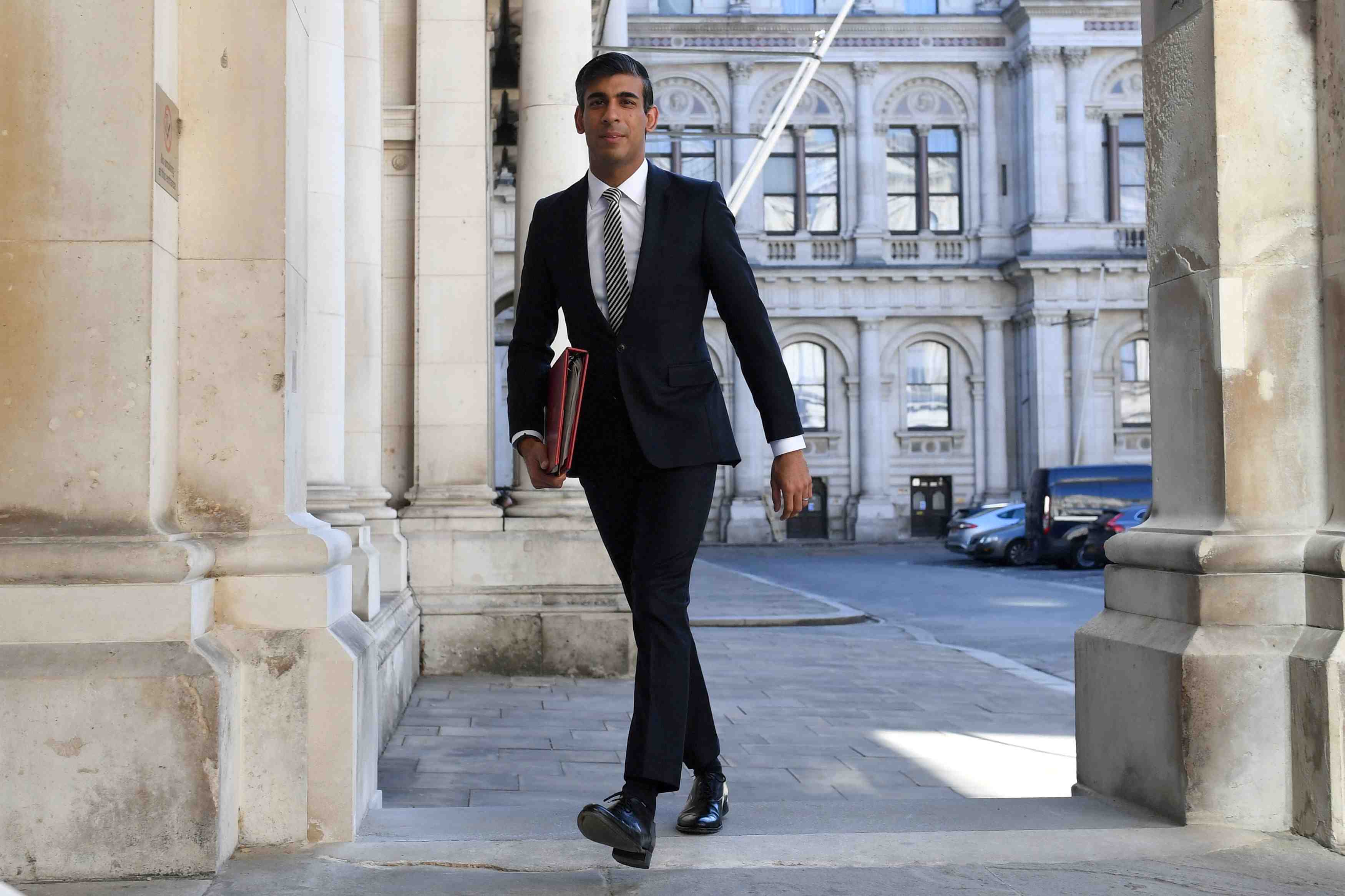La grande-bretagne reflechit a une piece de monnaie en hommage a gandhi