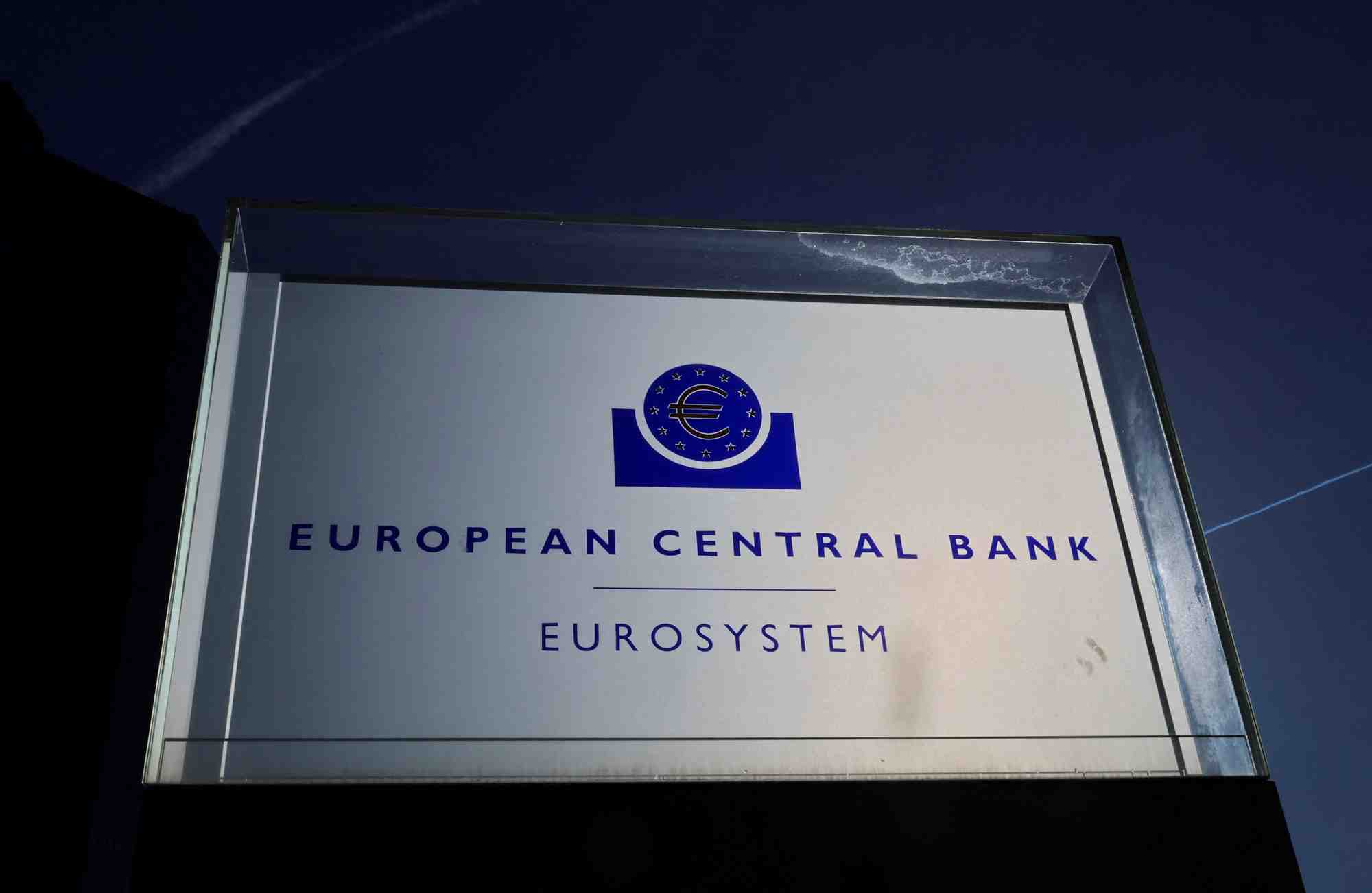 Une vue de la signalisation a l'exterieur du batiment de la banque centrale europeenne (bce) a francfort.