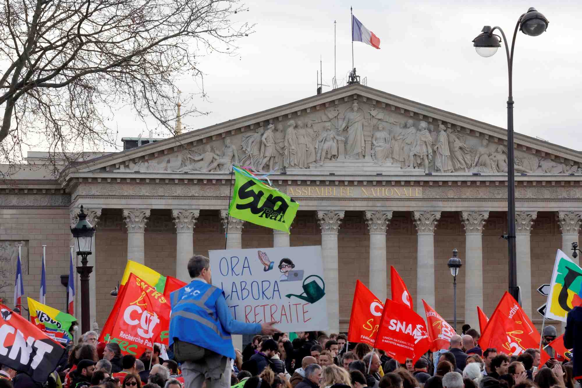 Photo des manifestants tiennent des banderoles sur la place de la concorde pres de l'assemblee nationale a paris