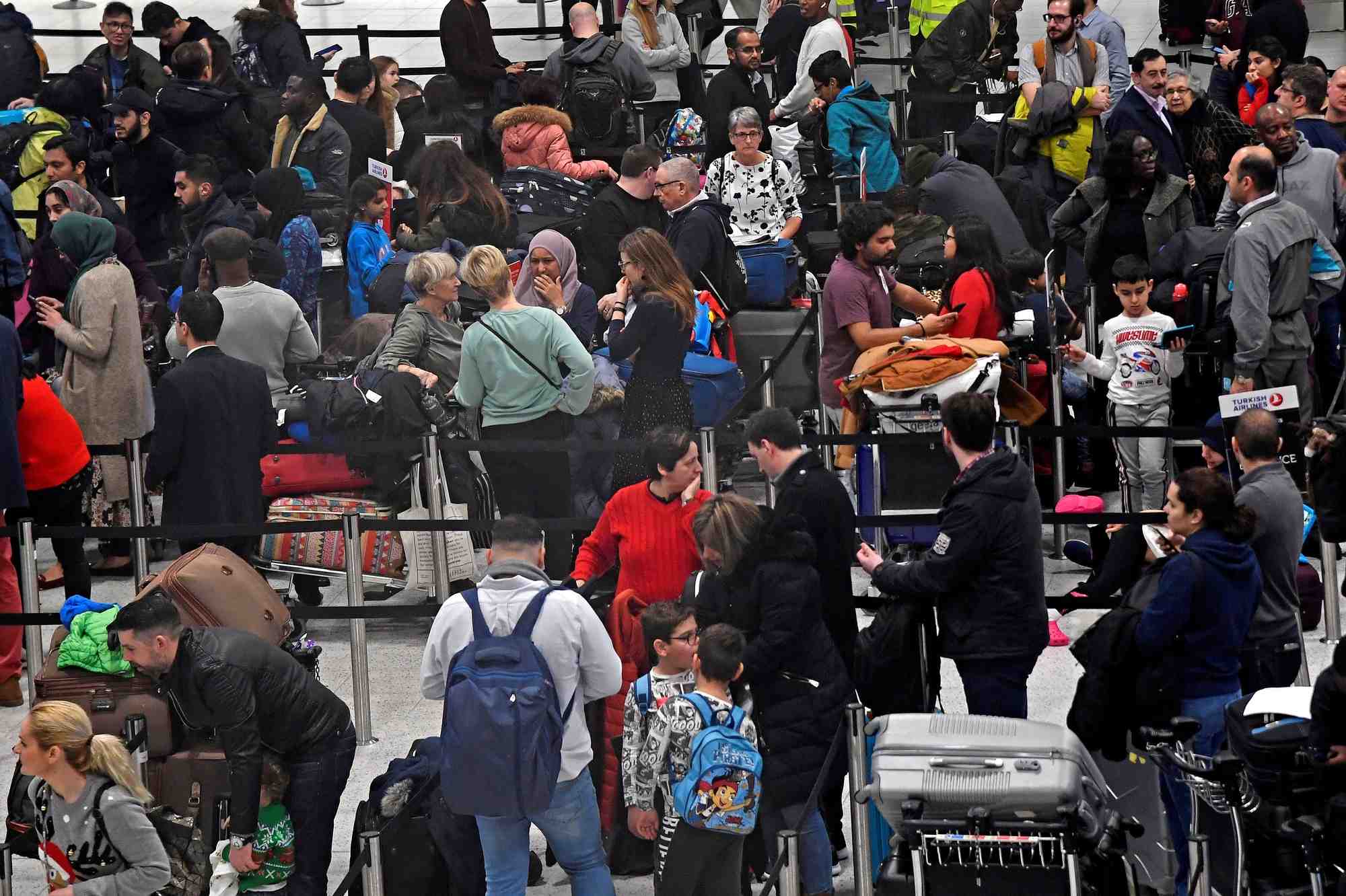 Photo d'archives: des passagers attendent dans une file d'attente pour l'enregistrement dans le batiment du terminal sud de l'aeroport de gatwick, a gatwick