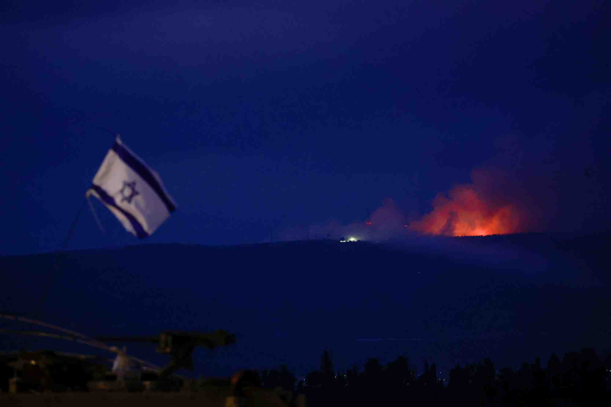 Les flammes s'elevent au-dessus du liban, vues depuis le nord d'israel