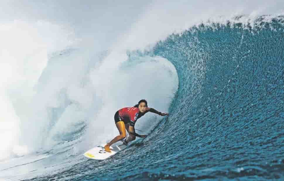 La surfeuse française Vahine Fierro, à Teahupoo en compétition de la World Surf League (WSL), le 16 août 2023.