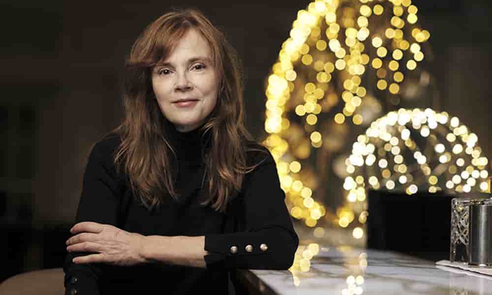 Isabelle Carré à Paris au bar de l’hôtel Lutetia, quelques jours avant Noël.