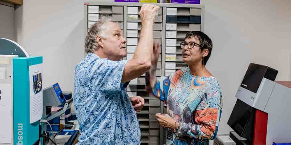 Les scientifiques Jean-Michel Claverie et Chantal Abergel dans leur laboratoire de l’IGS (Information génomique et structurale), à Marseille.