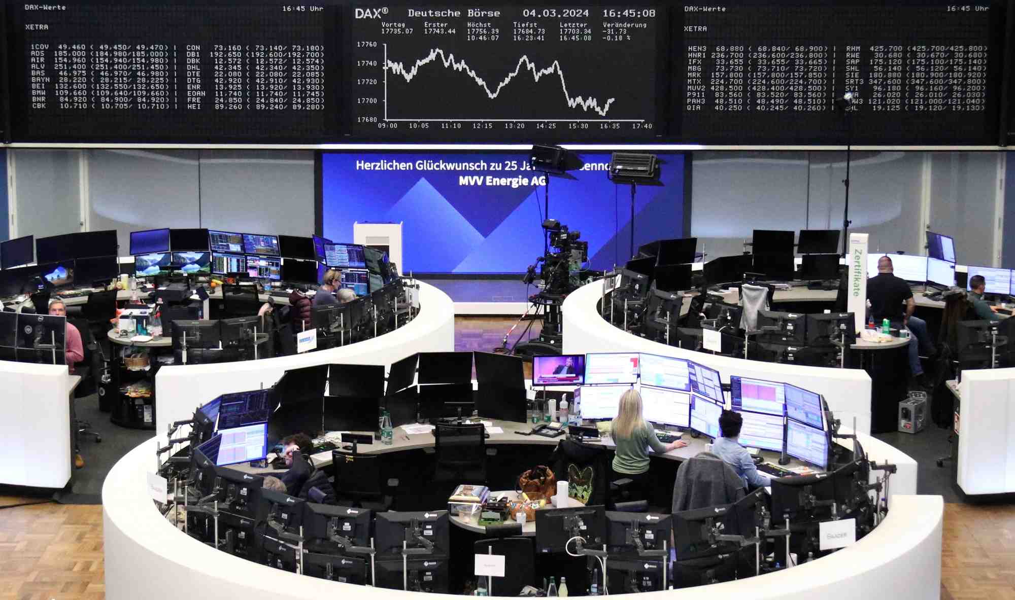 Le graphique de l'indice allemand des prix des actions dax est photographie a la bourse de francfort