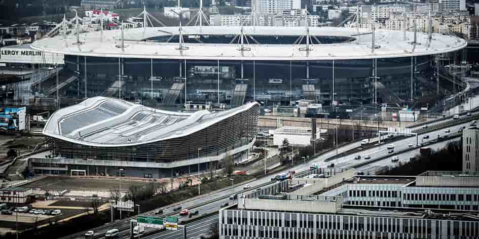 Le Centre aquatique de Saint-Denis, relié au Stade de France par une passerelle
de 100 mètres, sera inauguré jeudi en présence du président de la République.