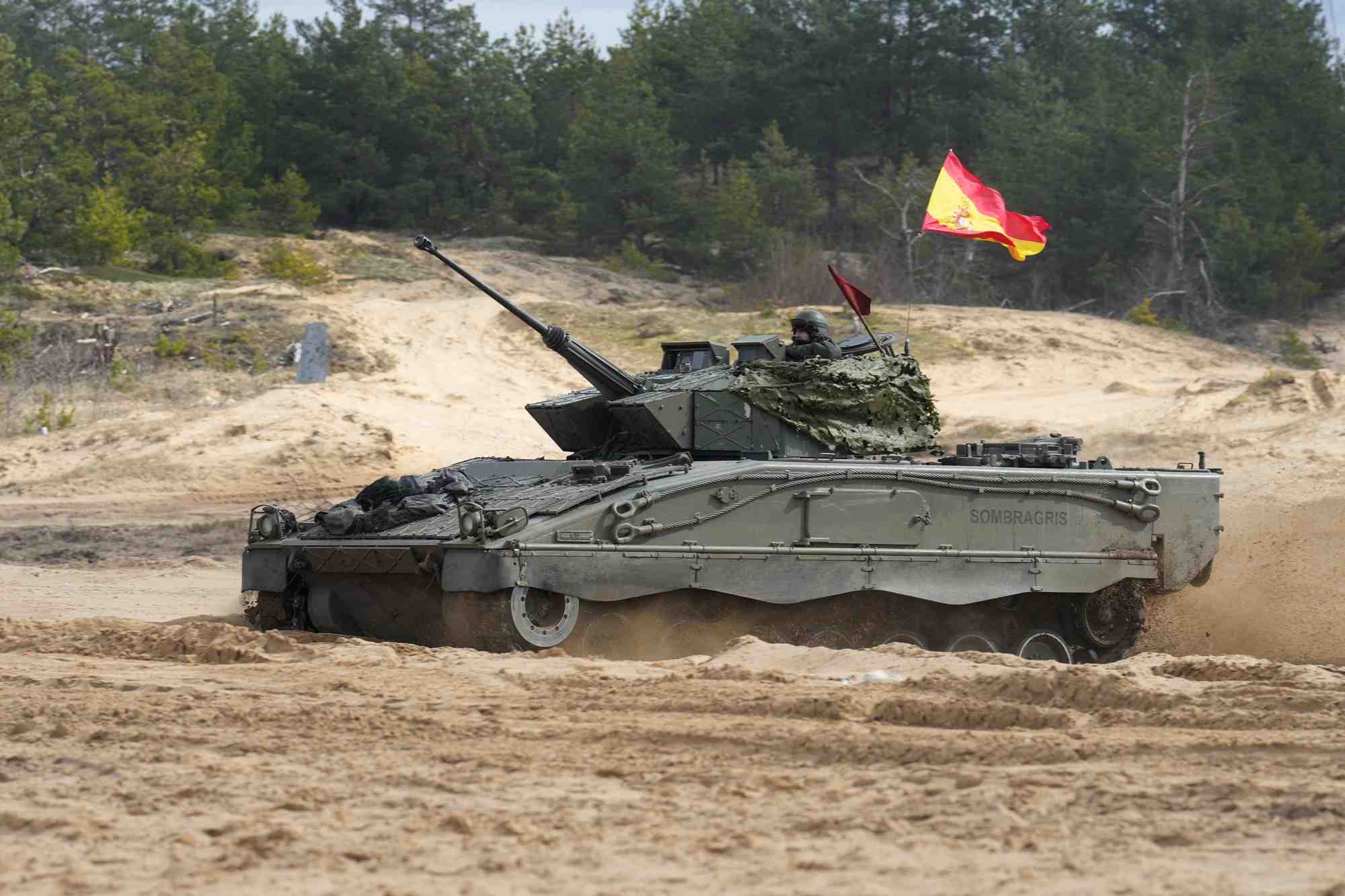Le groupement tactique efp de l'otan lors d'un exercice militaire crystal arrow 2023 a adazi