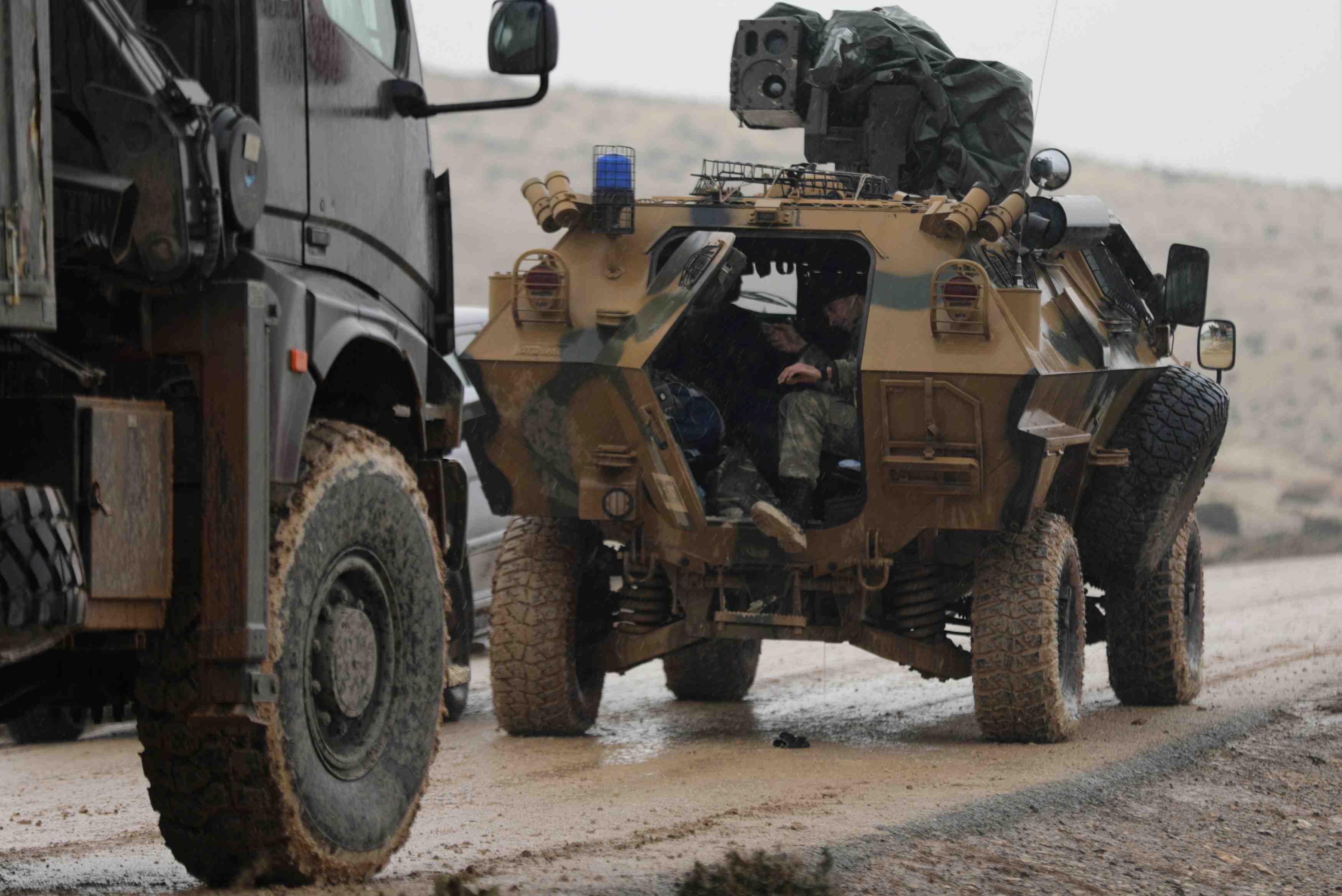 Des dizaines d'etrangers aux cotes des kurdes a afrin