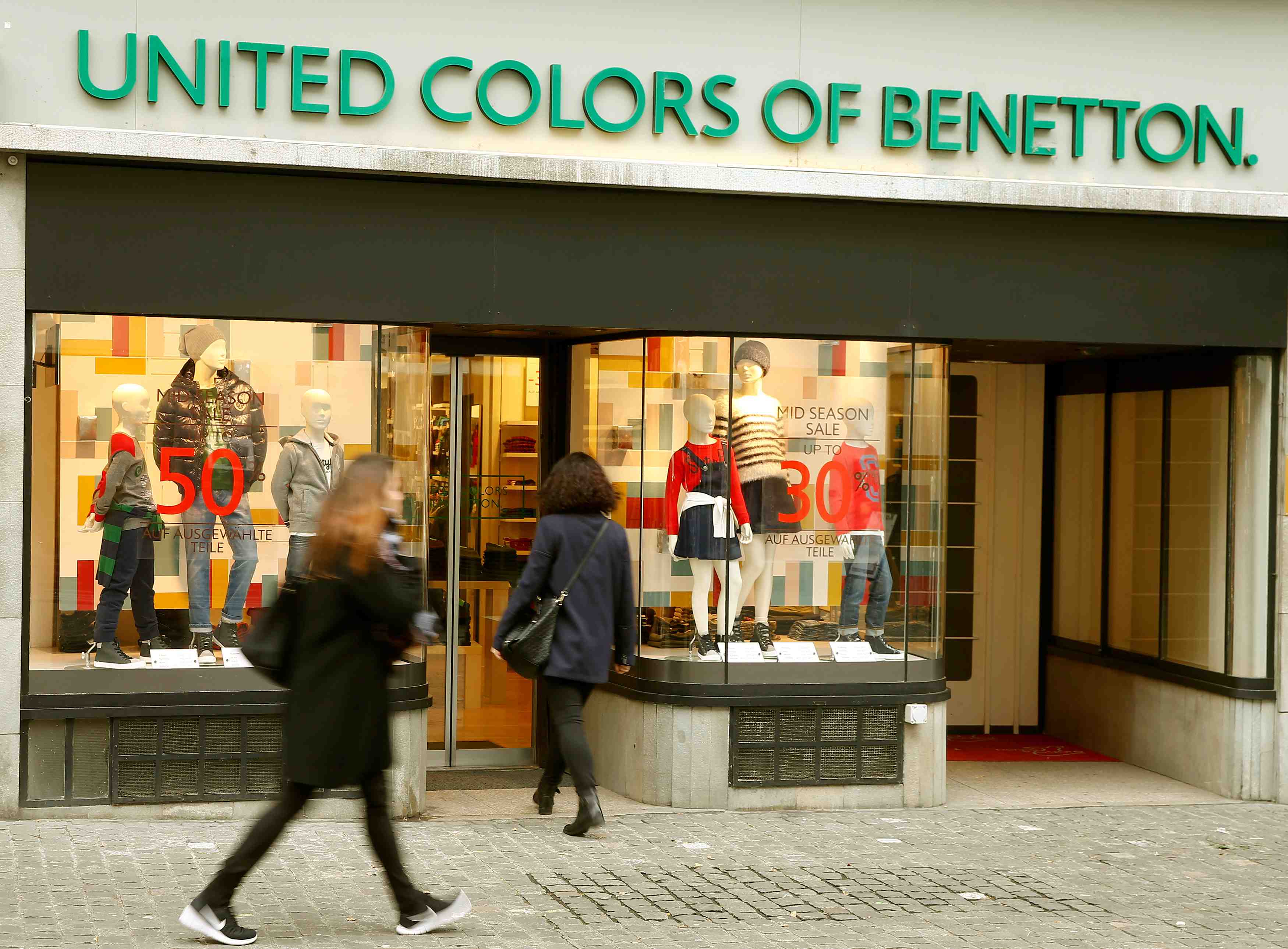 La famille benetton vend 20% de sa part dans cellnex a adia