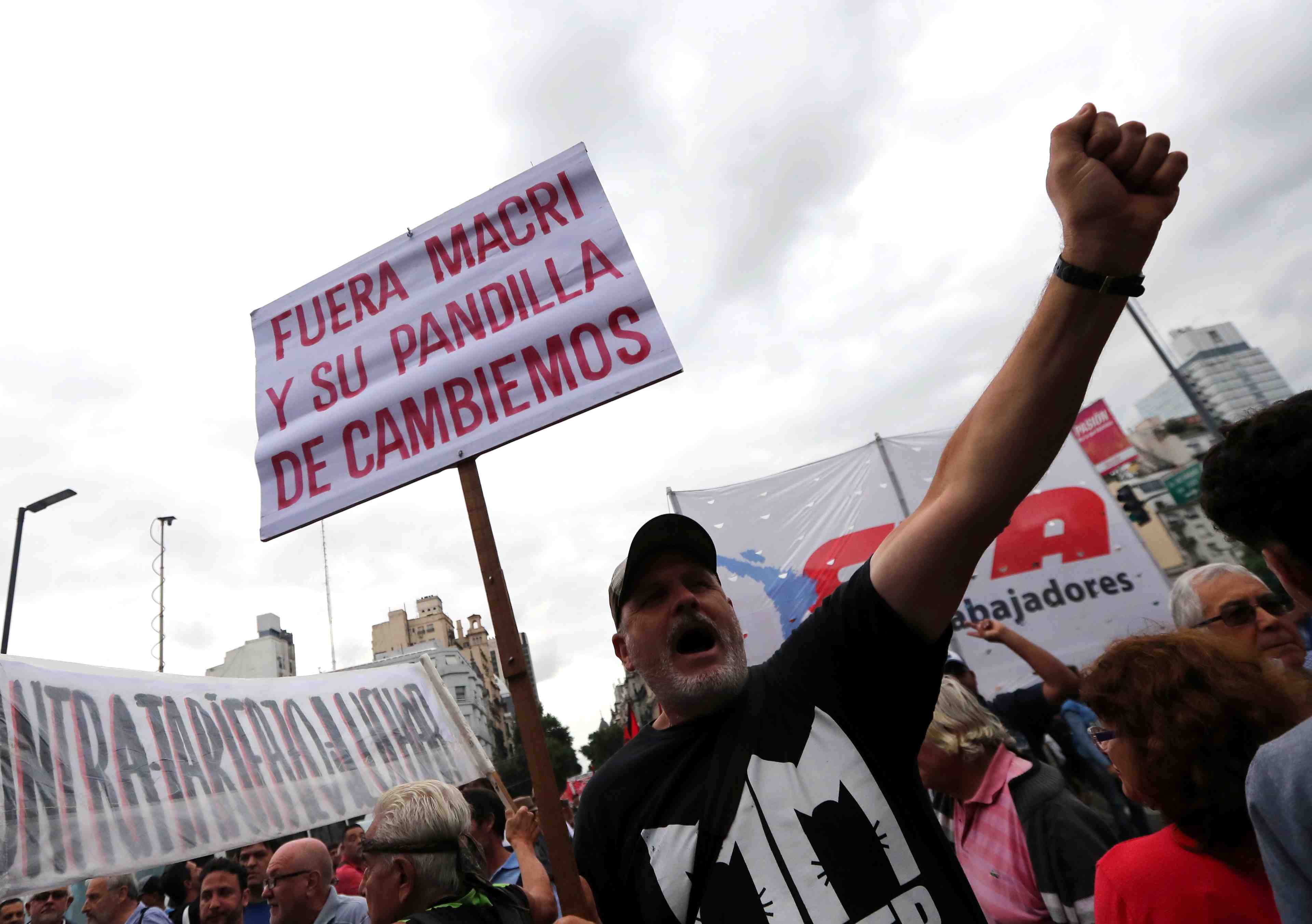 Manifestation en argentine contre les mesures d'austerite de macri