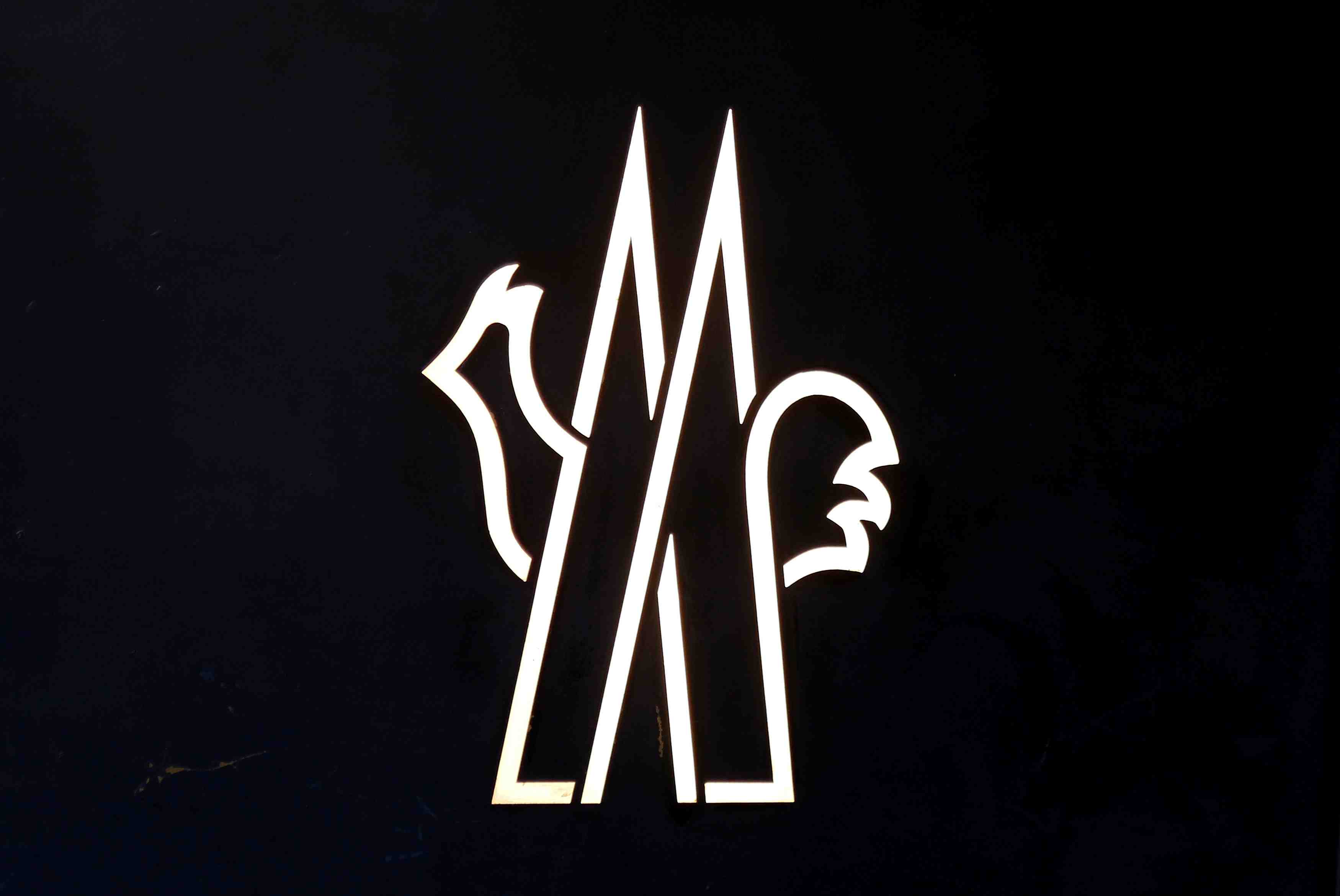 Le titre moncler flambe a milan, speculations sur un rachat par kering