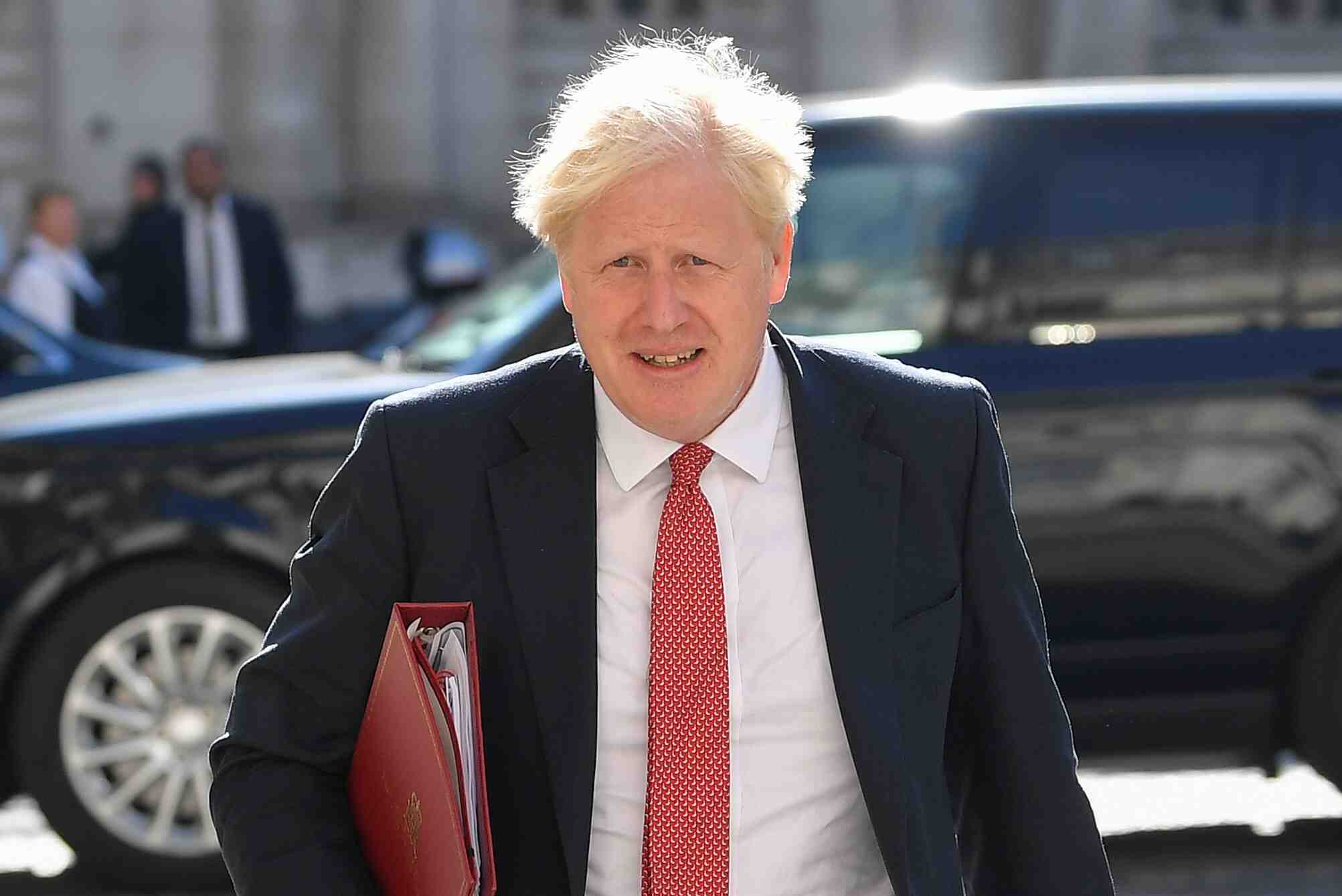 "suivez-moi sur linkedin", lance boris johnson aux patrons