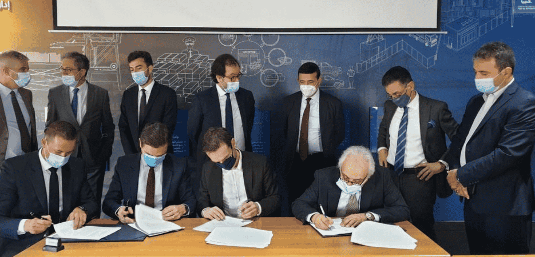 Lors de la signature, en présence de deux ministres libanais, du directeur général du port de Beyrouth, des membres du conseil d'administration du port et de l'ambassade de France.