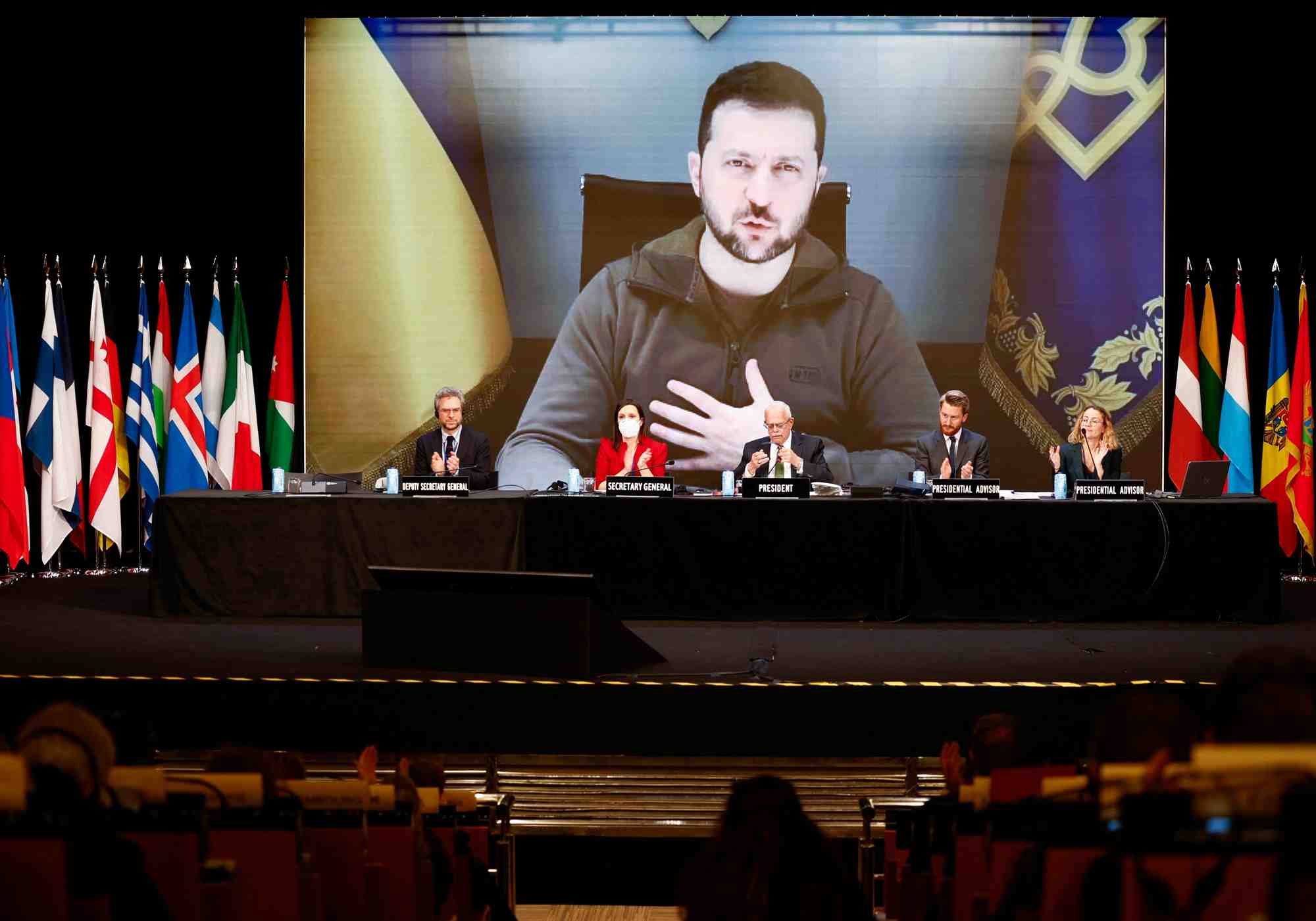 Le president ukrainien volodymyr zelenskiy apparait sur un ecran lors d'une assemblee parlementaire de l'otan a madrid