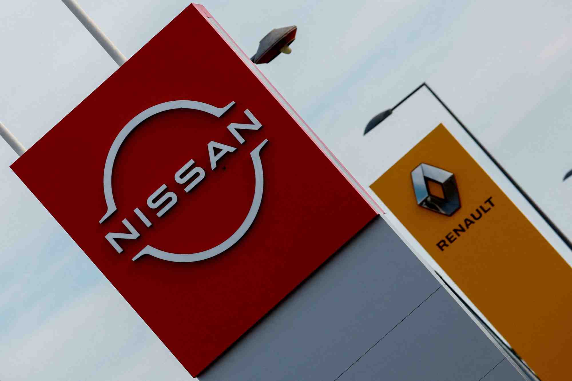 Les logos des constructeurs automobiles renault et nissan