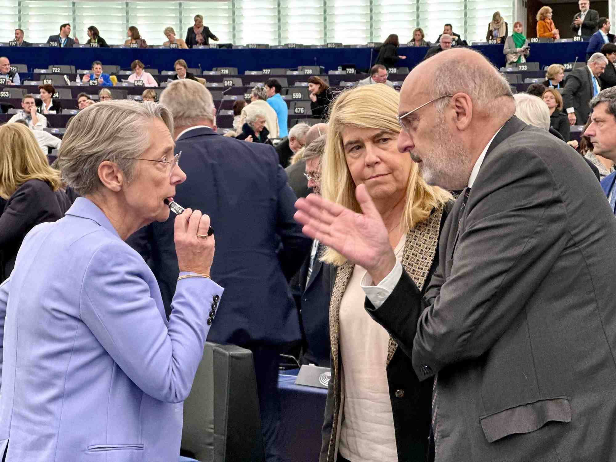 La Première ministre Elisabeth Borne s'est entretenue avec Jean-Léonce Dupont, président (UDI) de la commission Finances des Départements de France et président du département du Calvados, sous le regard de Dominique Faure, ministre déléguée en charge des collectivités territoriales et de la ruralité.