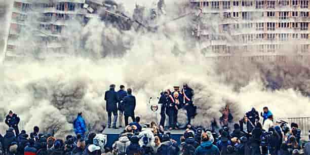 À Montvilliers, ville imaginaire du film, les pouvoirs publics procèdent à la destruction des vieux immeubles hérités des années 1960.