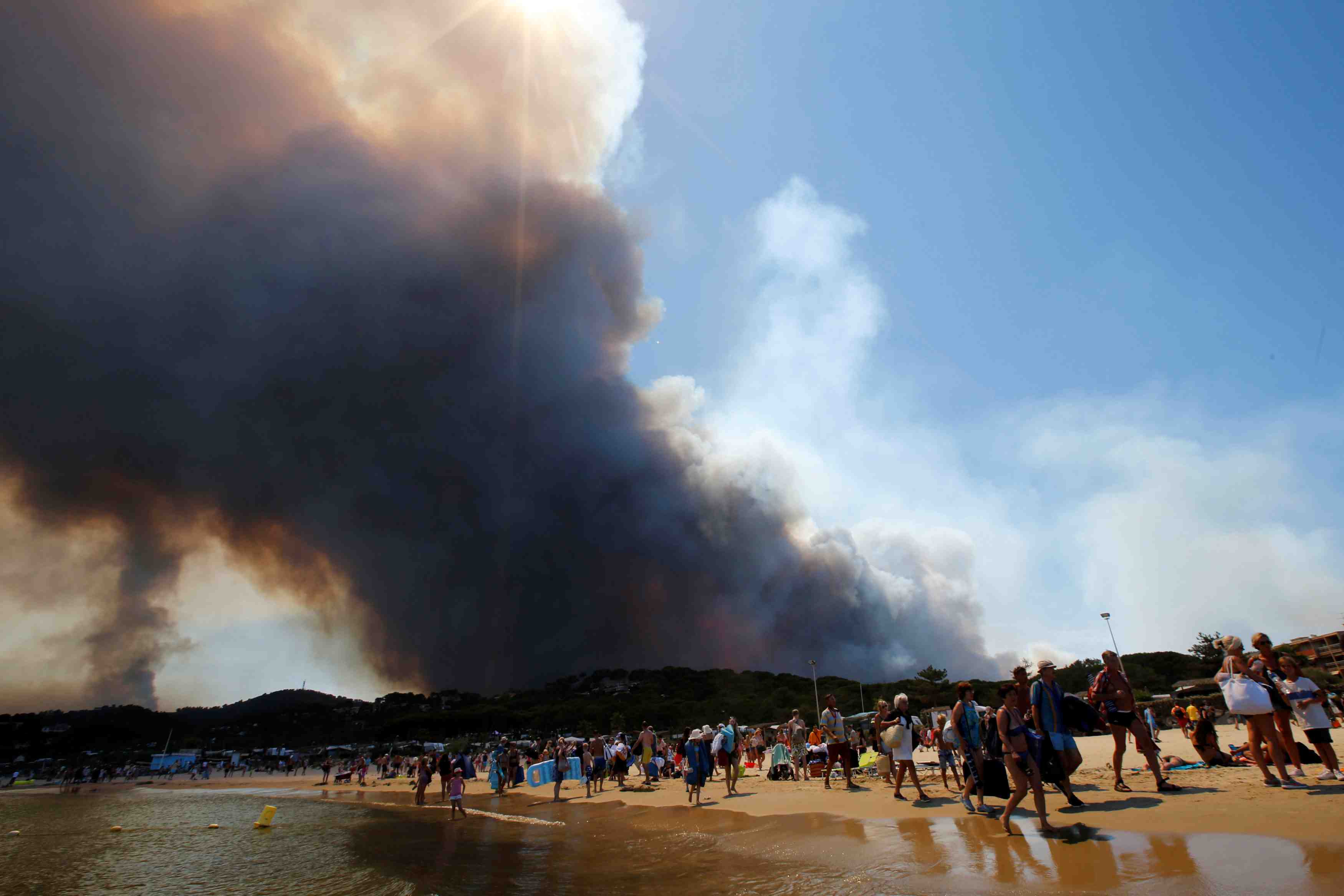 Deux incendies du var toujours "non maitrises"