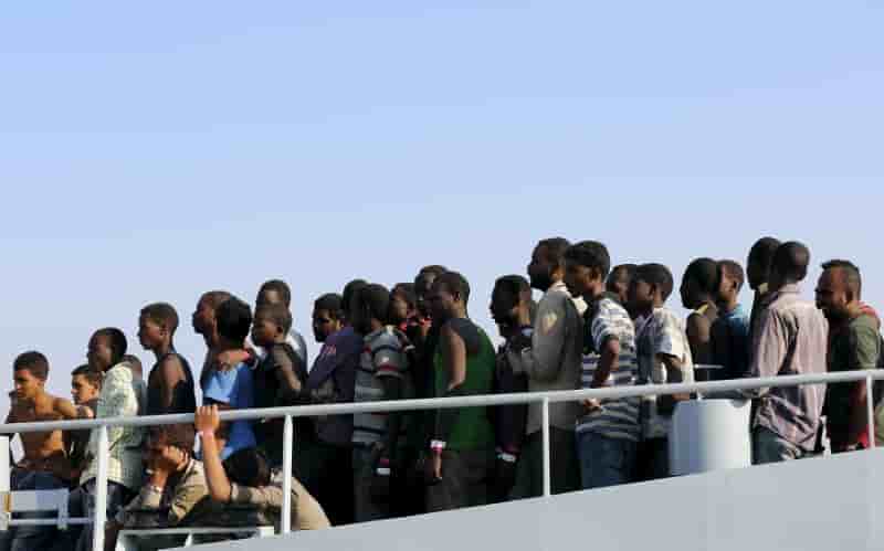 Sicile: 450 migrants debarquent, 5 pays en prendront la moitie